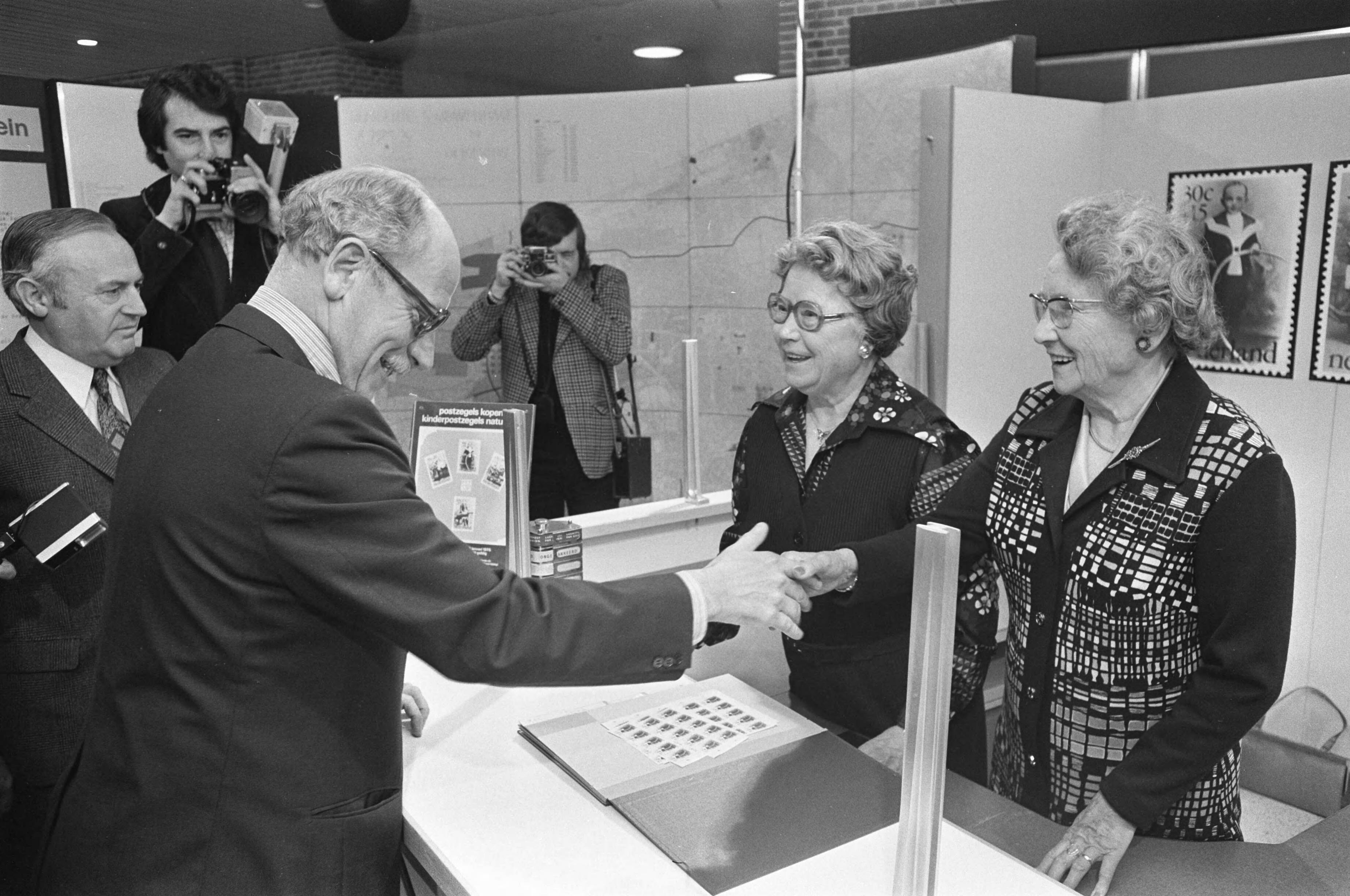 Fotocollectie Anefo — Minister Van Doorn (CRM) start kinderpostzegelactie in Den Haag ; zusters Van Bruggen verkopen Van Doorn de eerste serie — Foto: Croes, Rob C. / Anefo. Licentie: Set B: Rechtenvrij / Publiek Domein. Bron: Nationaal Archief. http://hdl.handle.net/10648/ac5a4bbe-d0b4-102d-bcf8-003048976d84