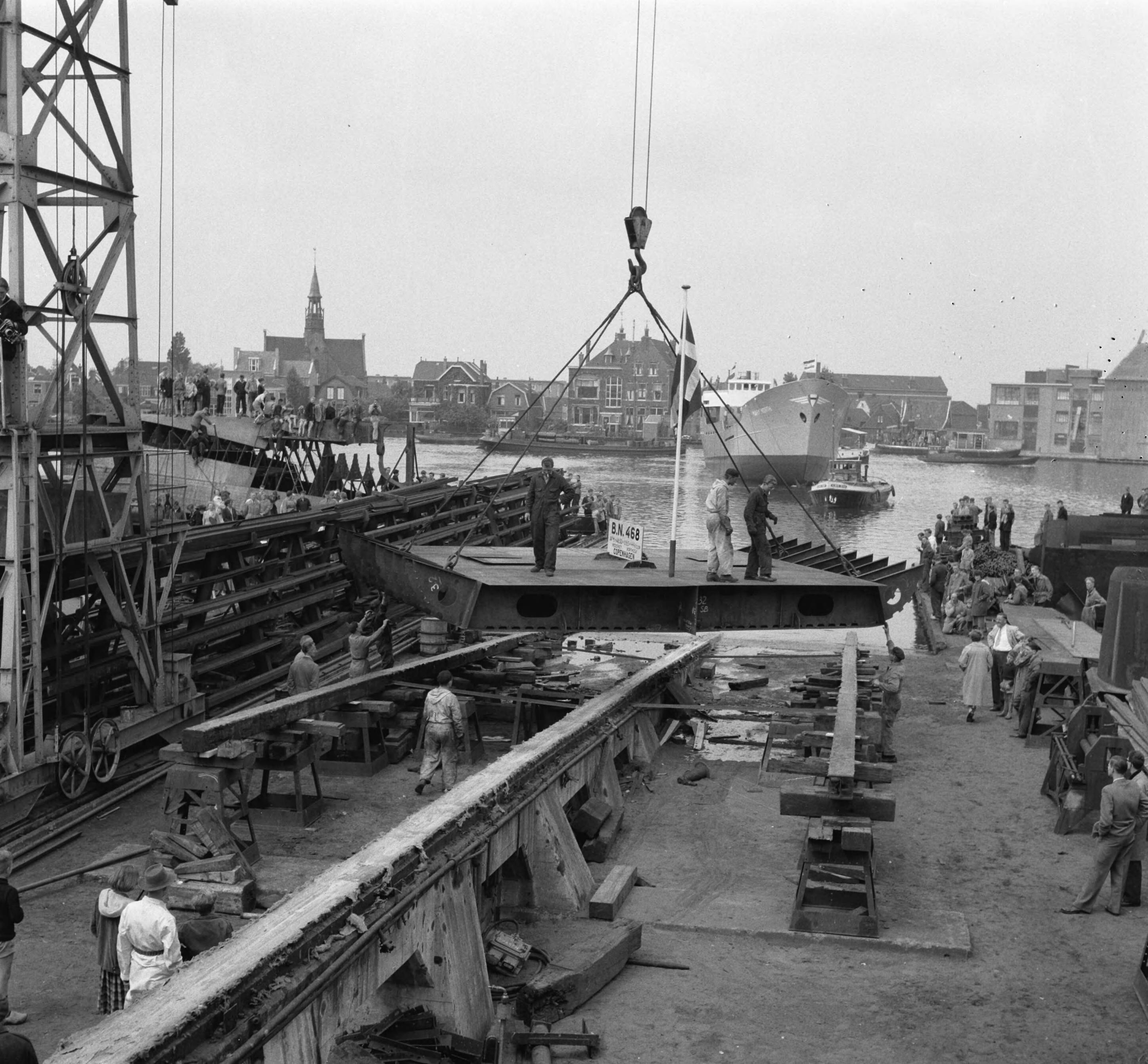 Fotocollectie Anefo — Tewaterlating "Mary North" bij NV Zaanlandse scheepsbouw maatschappij te Zaandam — Foto: Rossem, Wim van / Anefo. Licentie: Set B: Rechtenvrij / Publiek Domein. Bron: Nationaal Archief. http://hdl.handle.net/10648/a9499c54-d0b4-102d-bcf8-003048976d84