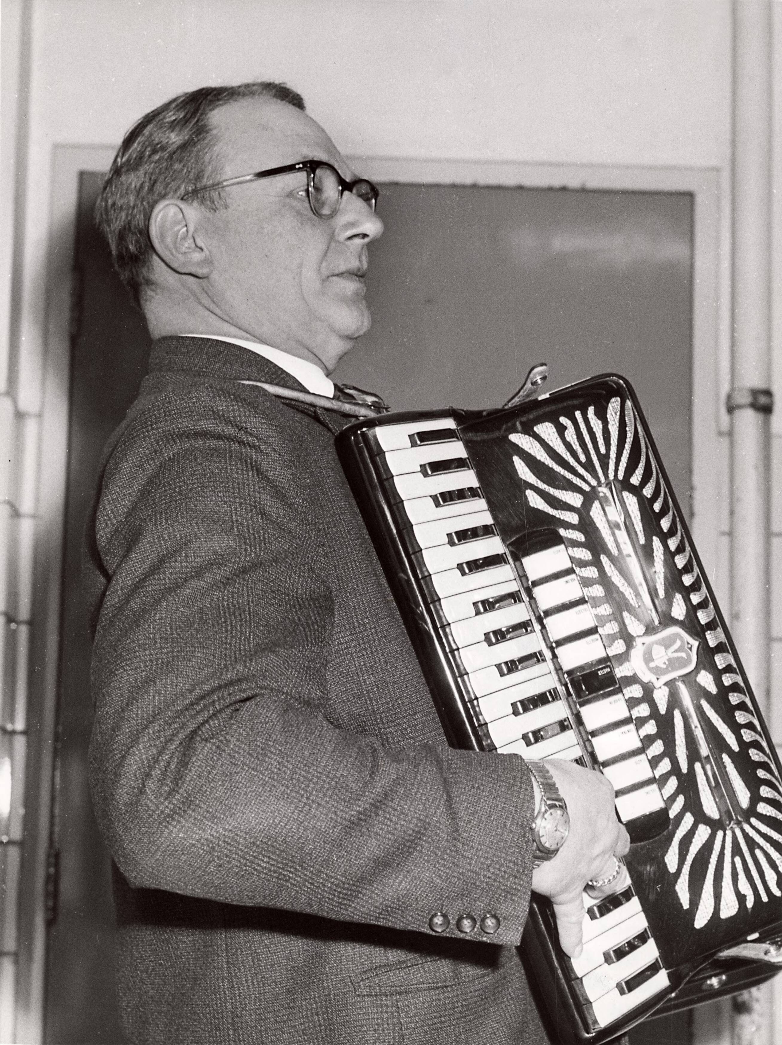 Leeftijdsgroepen (jong, middelbaar, oud) — Drukkerij N.V. De Spaarnestad. Gepensioneerden, 1961 — Foto: Fotograaf Onbekend / Fotobureau onbekend / Spaarnestad Photo (05887). Licentie: Set B: Rechtenvrij / Publiek Domein. Bron: Nationaal Archief. http://hdl.handle.net/10648/35429da6-3c27-a382-e063-6df0900a6686