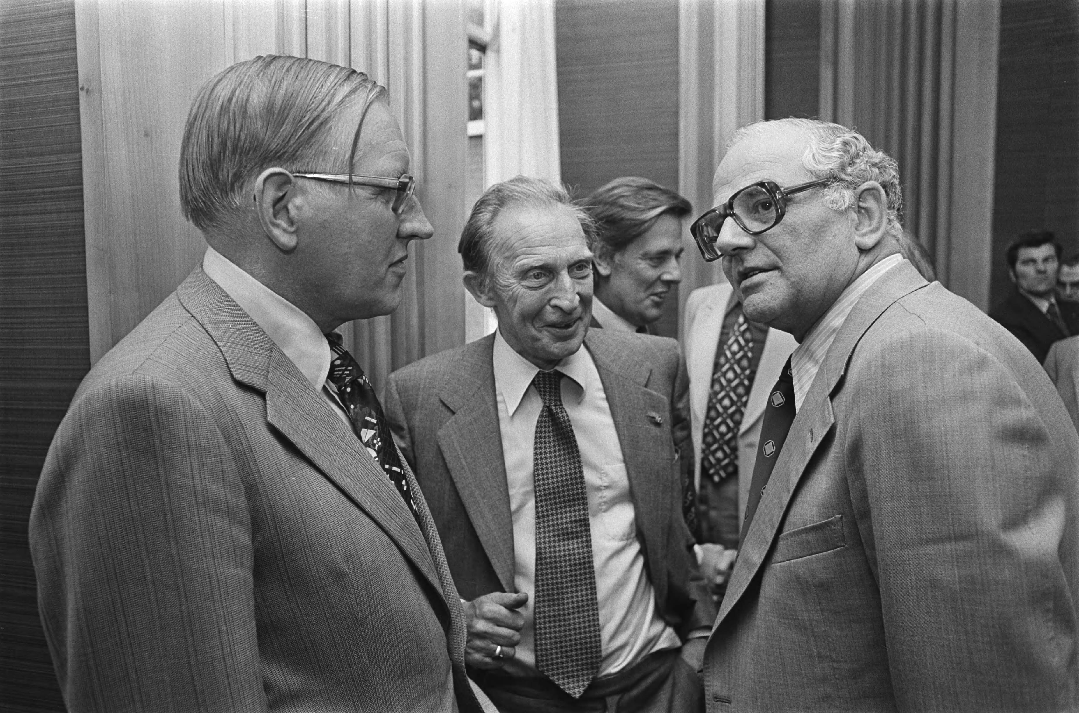Fotocollectie Anefo — Minister Van der Stee spreekt met reders over problemen in de haringvisserij op L&V, Den Haag — Foto: Peters, Hans / Anefo. Licentie: Set B: Rechtenvrij / Publiek Domein. Bron: Nationaal Archief. http://hdl.handle.net/10648/ac9f423c-d0b4-102d-bcf8-003048976d84