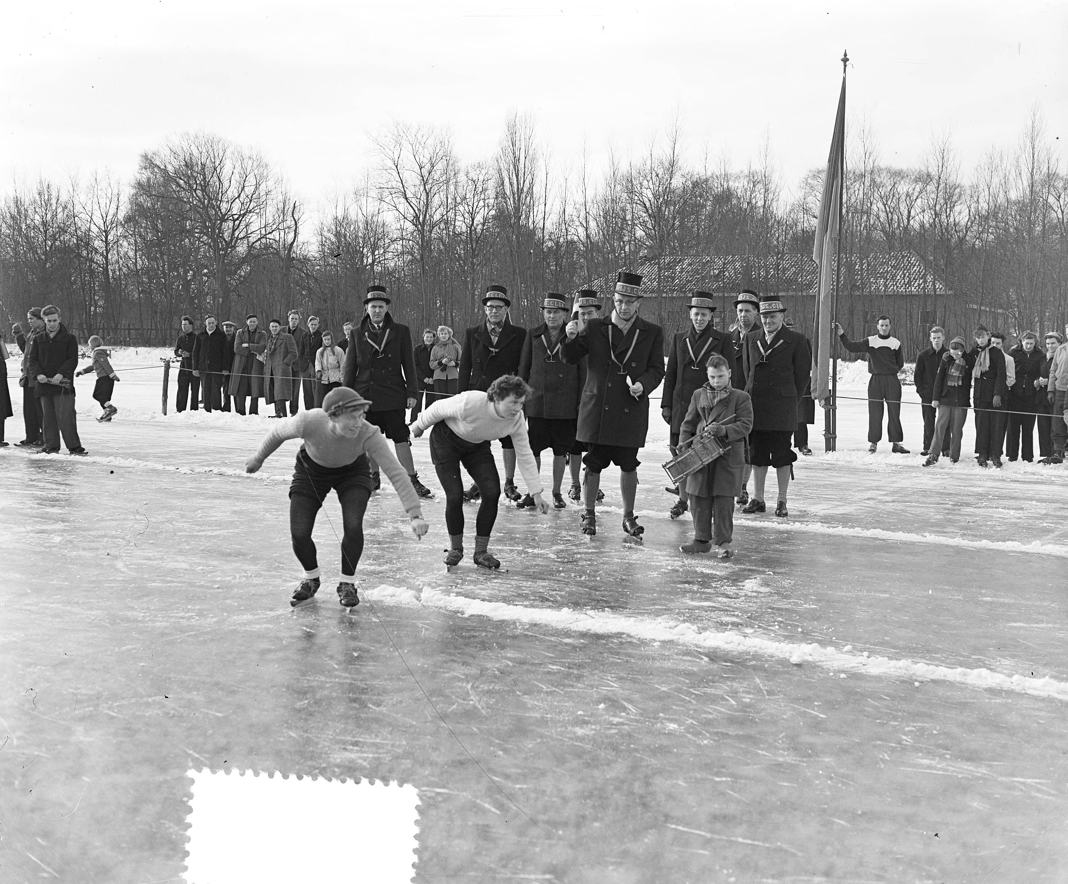 Fotocollectie Anefo — Kortebaanwedstrijden voor vrouwen om de Gouden Bal te Leeuwarden — Foto: Pot, Harry / Anefo. Licentie: Set B: Rechtenvrij / Publiek Domein. Bron: Nationaal Archief. http://hdl.handle.net/10648/a92f7fc2-d0b4-102d-bcf8-003048976d84
