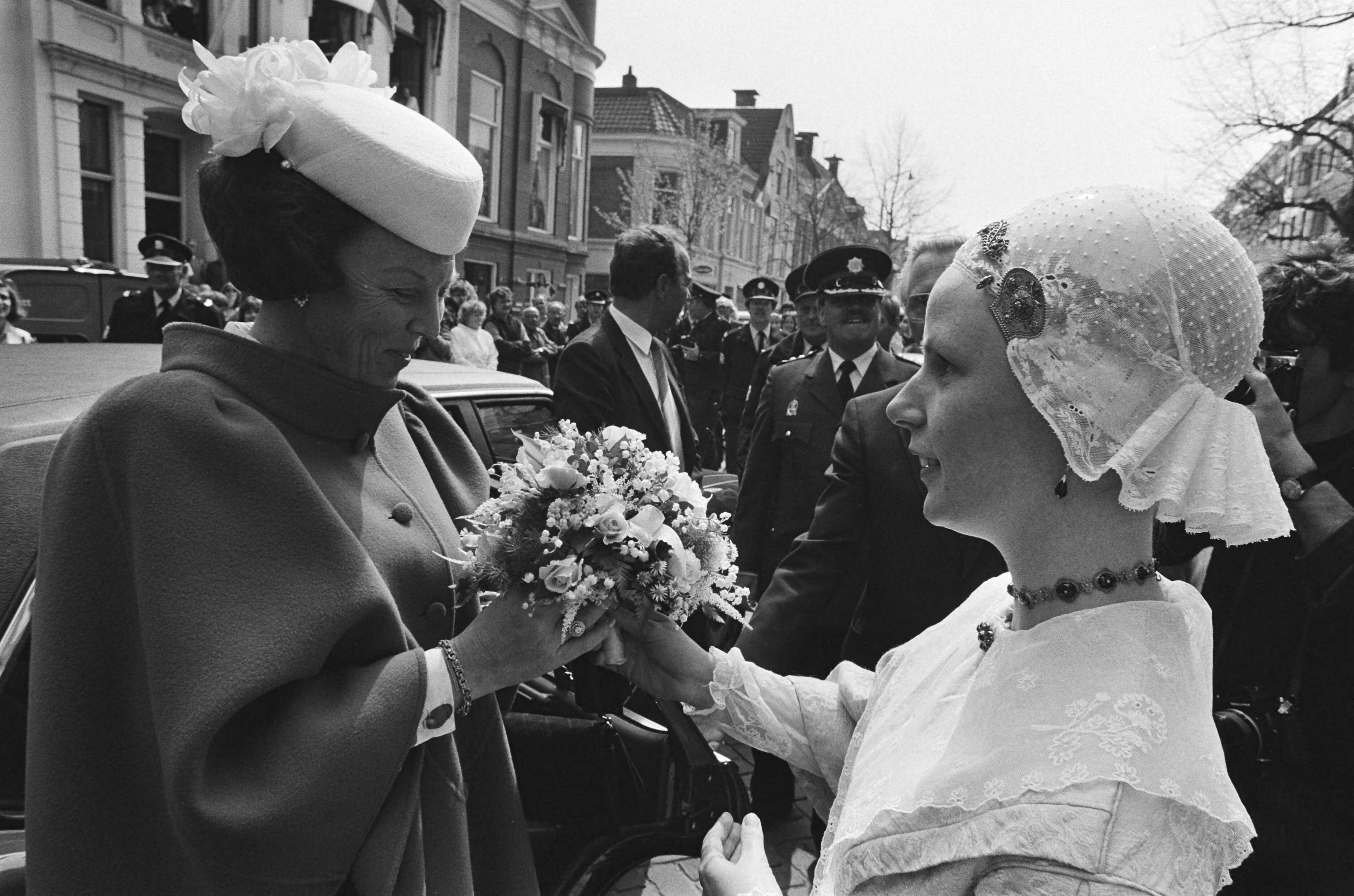 Fotocollectie Anefo — Koningin Beatrix opent het gerestaureerde provinciehuis te Leeuwarden — Foto: Bogaerts, Rob / Anefo. Licentie: Set B: Rechtenvrij / Publiek Domein. Bron: Nationaal Archief. http://hdl.handle.net/10648/ad466954-d0b4-102d-bcf8-003048976d84
