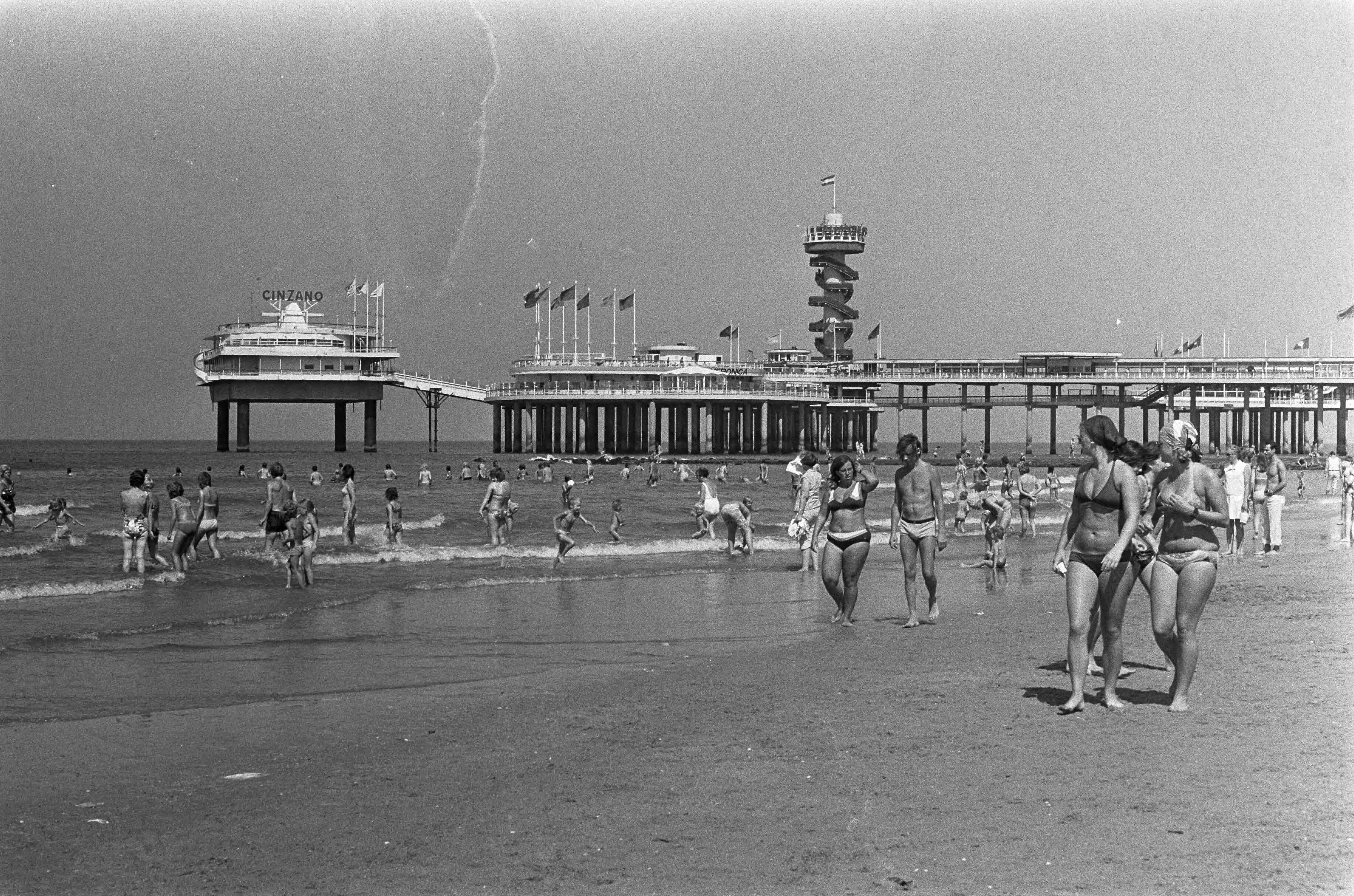 Fotocollectie Anefo — Strandleven Scheveningen — Foto: Peters, Hans / Anefo. Licentie: Set B: Rechtenvrij / Publiek Domein. Bron: Nationaal Archief. http://hdl.handle.net/10648/ac340102-d0b4-102d-bcf8-003048976d84