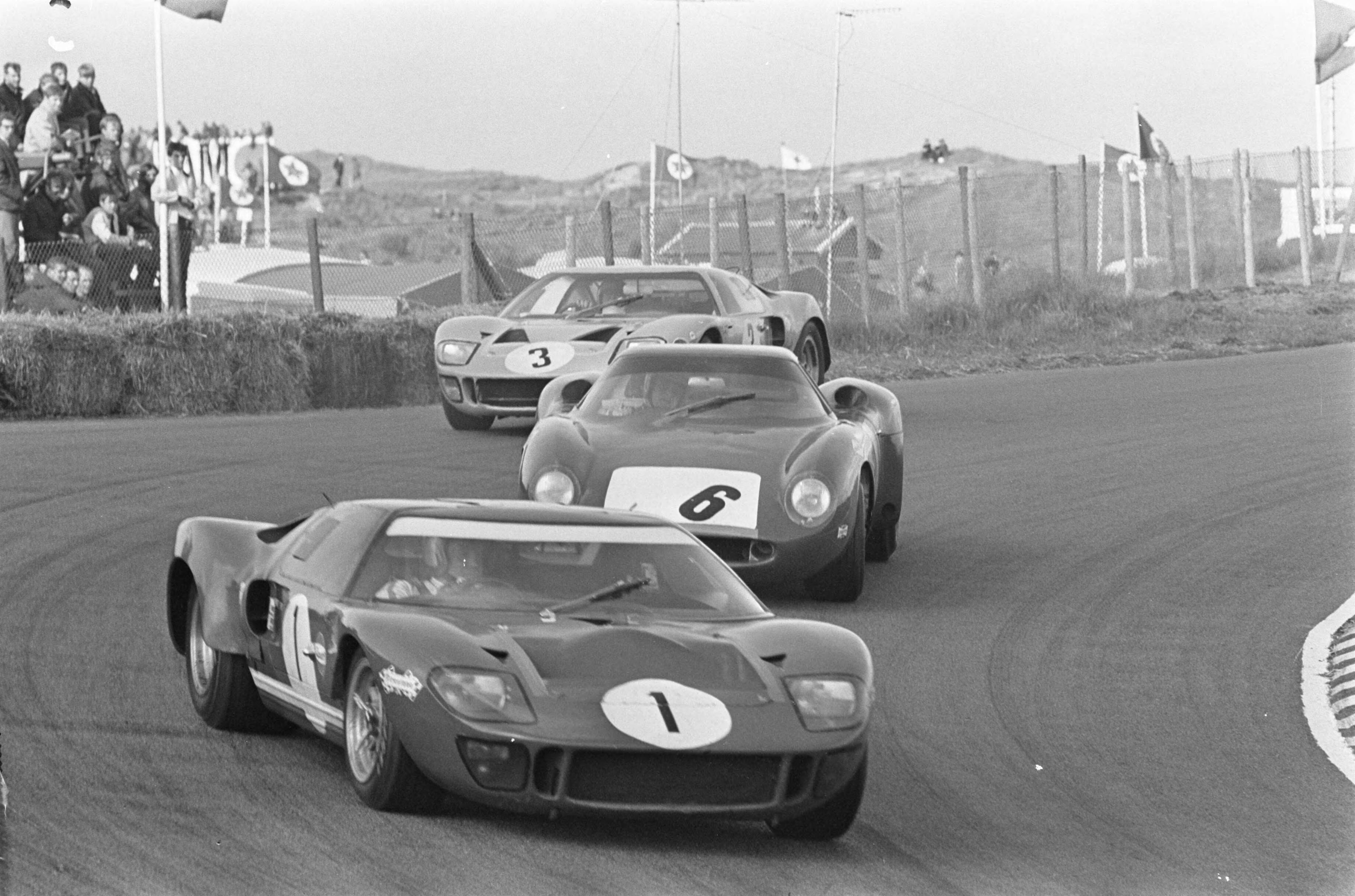 Fotocollectie Anefo — Trophy of the Dunes te Zandvoort. Op kop winnaar Paul Hawkins (nummer 1) — Foto: Koch, Eric / Anefo. Licentie: Set B: Rechtenvrij / Publiek Domein. Bron: Nationaal Archief. http://hdl.handle.net/10648/ab408bf8-d0b4-102d-bcf8-003048976d84