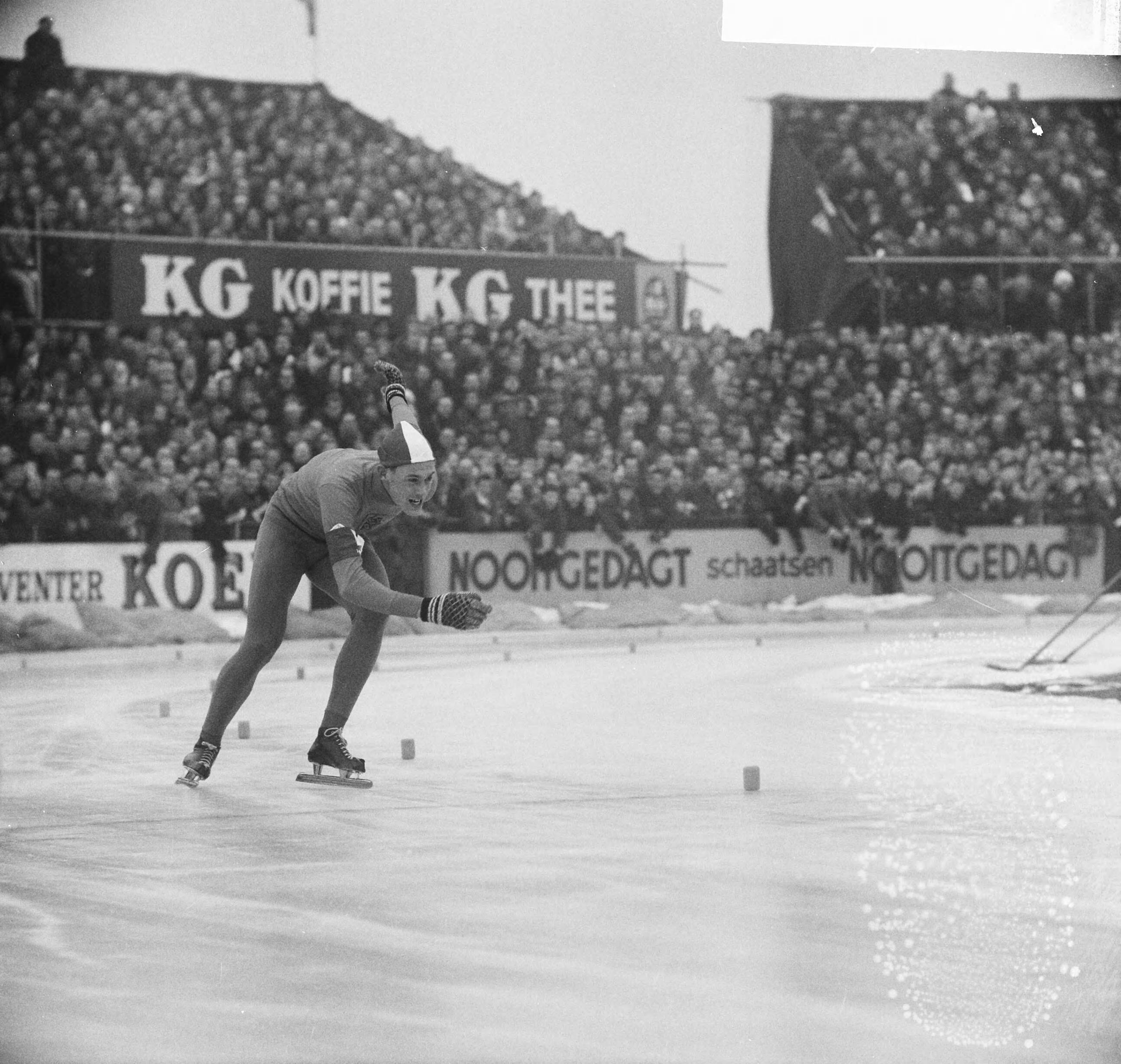 Fotocollectie Anefo — Europese Schaatskampioenschappen te Deventer, Bartling in aktie — Foto: Nijs, Jac. de / Anefo. Licentie: Set B: Rechtenvrij / Publiek Domein. Bron: Nationaal Archief. http://hdl.handle.net/10648/aad839f4-d0b4-102d-bcf8-003048976d84