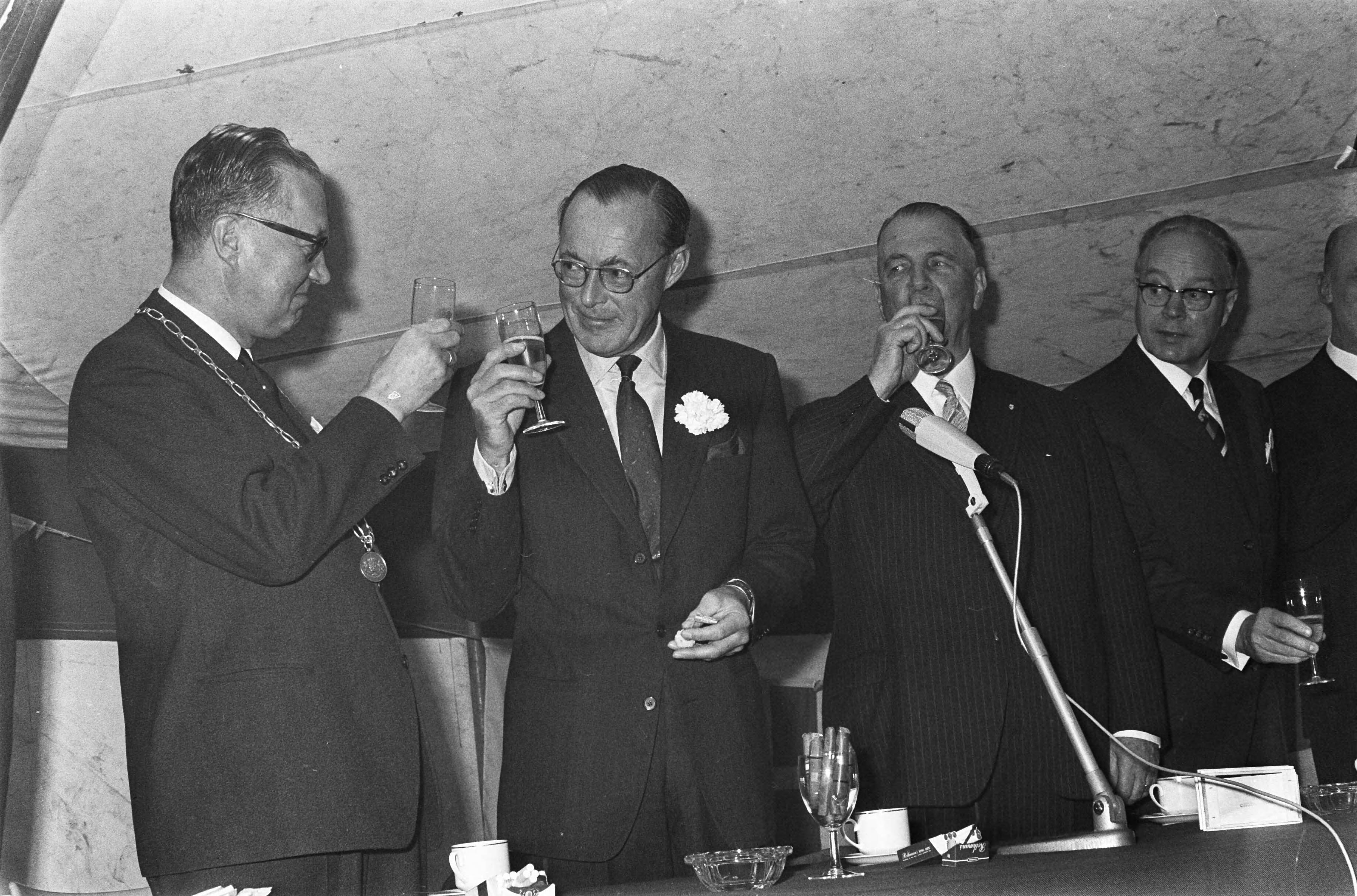 Fotocollectie Anefo — Prins Bernhard opende "Neclenburgh" drive-in voor Exportvoorlichting te Soest — Foto: Kroon, Ron / Anefo. Licentie: Set B: Rechtenvrij / Publiek Domein. Bron: Nationaal Archief. http://hdl.handle.net/10648/ab558364-d0b4-102d-bcf8-003048976d84