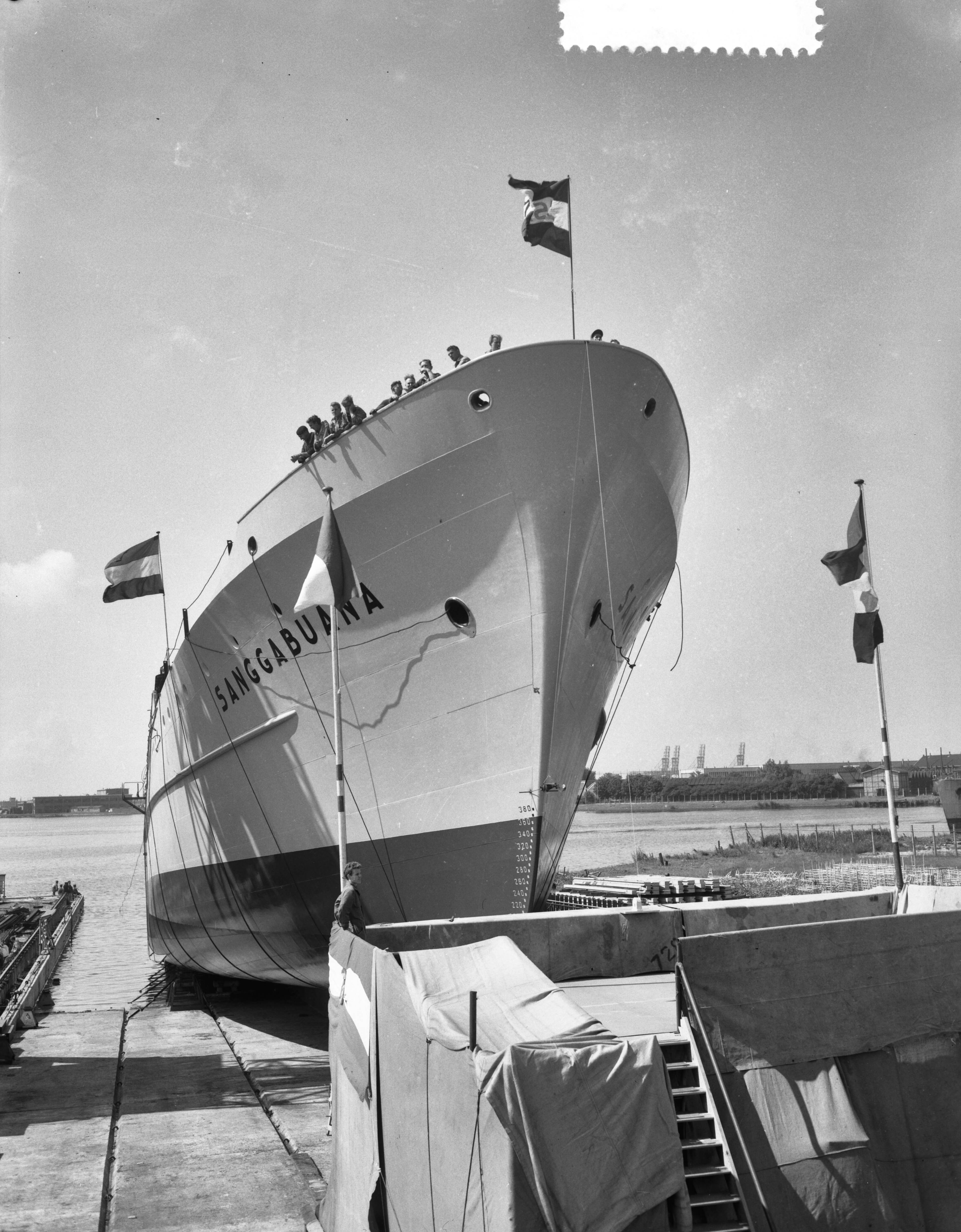 Fotocollectie Anefo — Tewaterlating "Sanggabuana" bij de N.V. Zaanlandsche Scheepsbouwmaatschappij te Zaandam — Foto: Bilsen, Joop van / Anefo. Licentie: Set B: Rechtenvrij / Publiek Domein. Bron: Nationaal Archief. http://hdl.handle.net/10648/a9b45288-d0b4-102d-bcf8-003048976d84