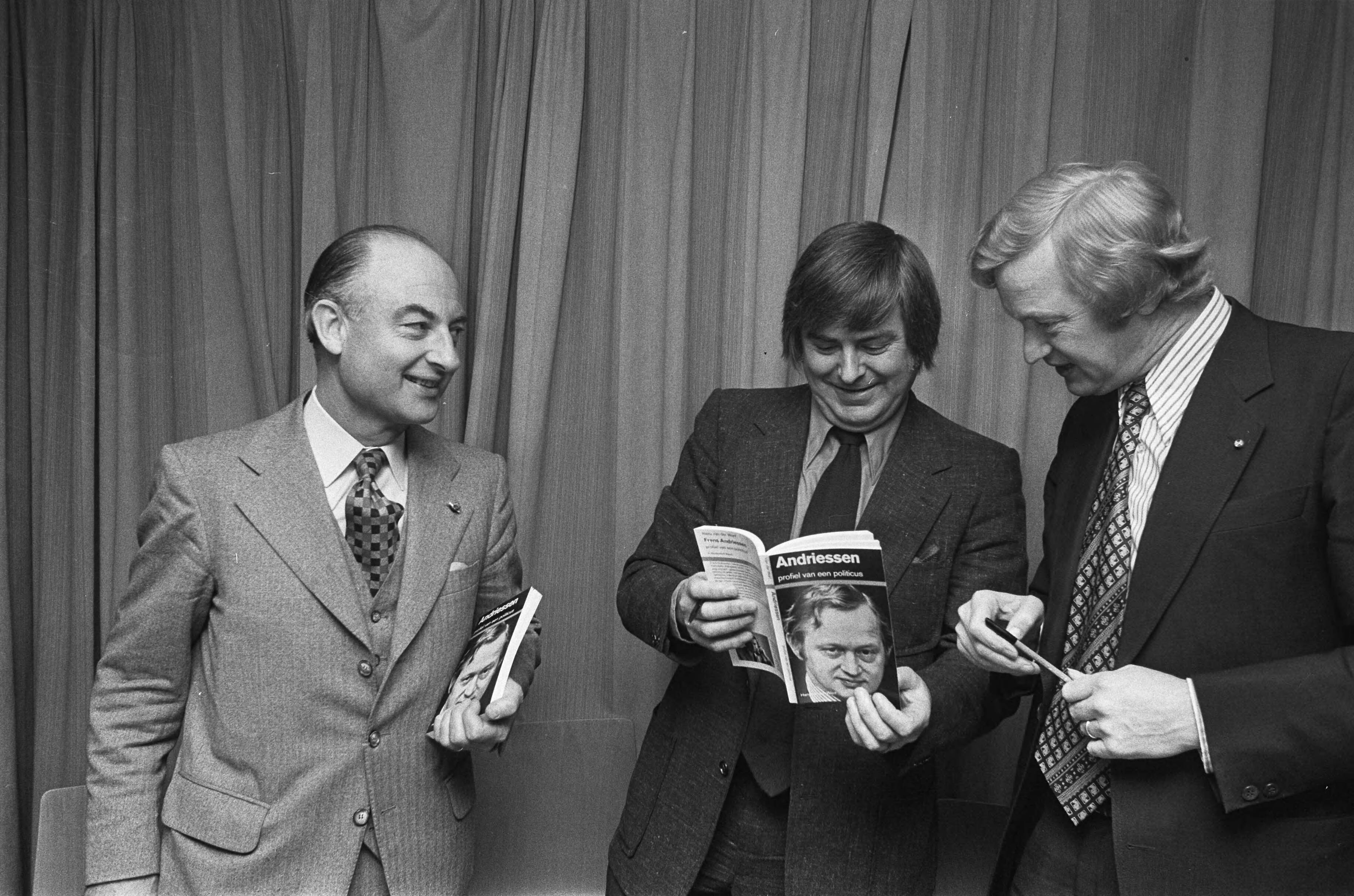 Fotocollectie Anefo — Presentatie Frans Andriessen Boek ; v.l.n.r. drs. Norbert Schmelzer , Hans van der Werf , Frans Andriessen in Nieuwspoort Den Haag / — Foto: Punt, W. / Anefo. Licentie: Set B: Rechtenvrij / Publiek Domein. Bron: Nationaal Archief. http://hdl.handle.net/10648/ac45dca6-d0b4-102d-bcf8-003048976d84