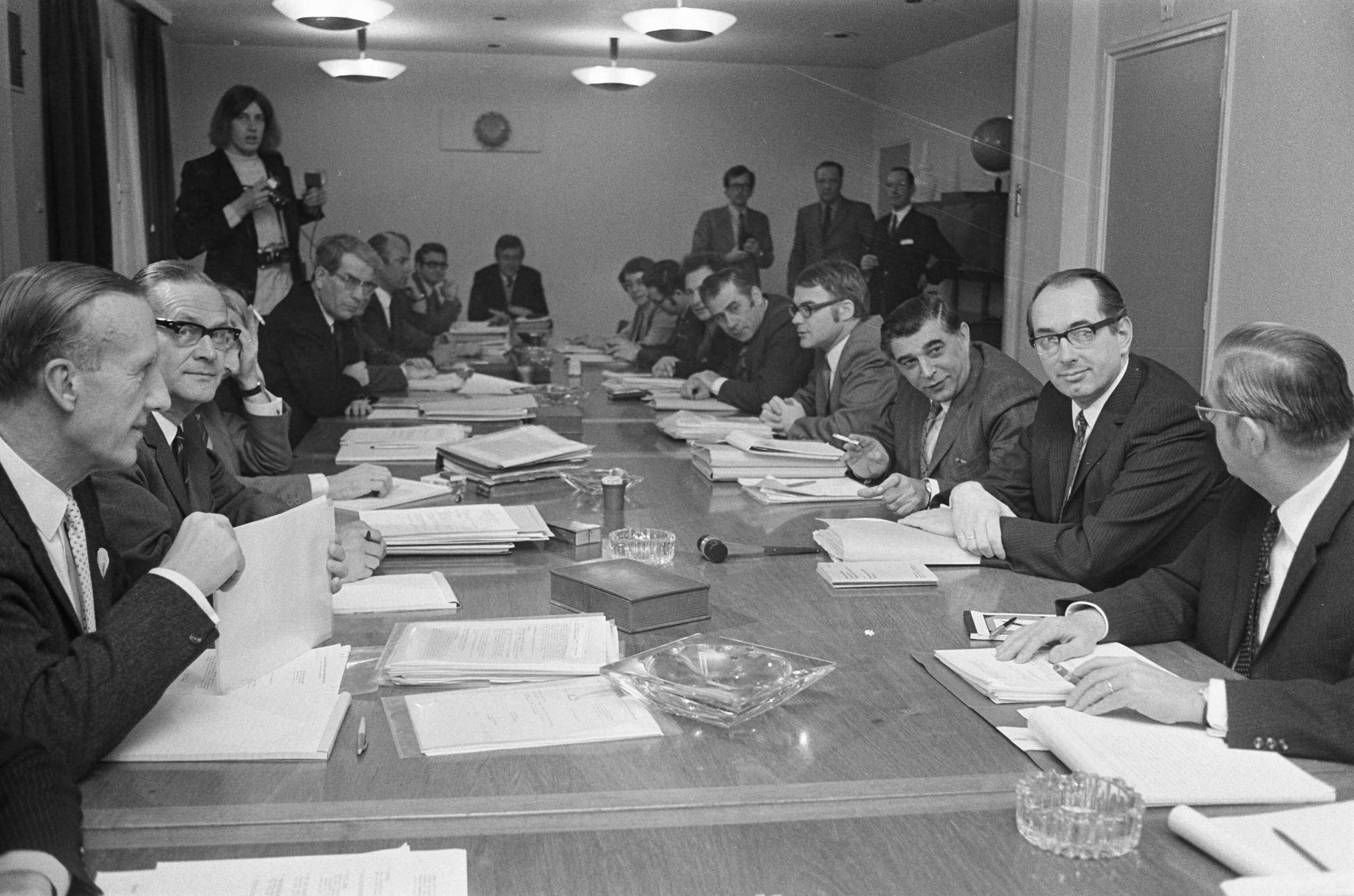 Fotocollectie Anefo — Raad van overleg van werkgevers en werknemers metaalindustrie bijeen over CAO in FME-gebouw, Den Haag — Foto: Peters, Hans / Anefo. Licentie: Set B: Rechtenvrij / Publiek Domein. Bron: Nationaal Archief. http://hdl.handle.net/10648/abddb1f8-d0b4-102d-bcf8-003048976d84