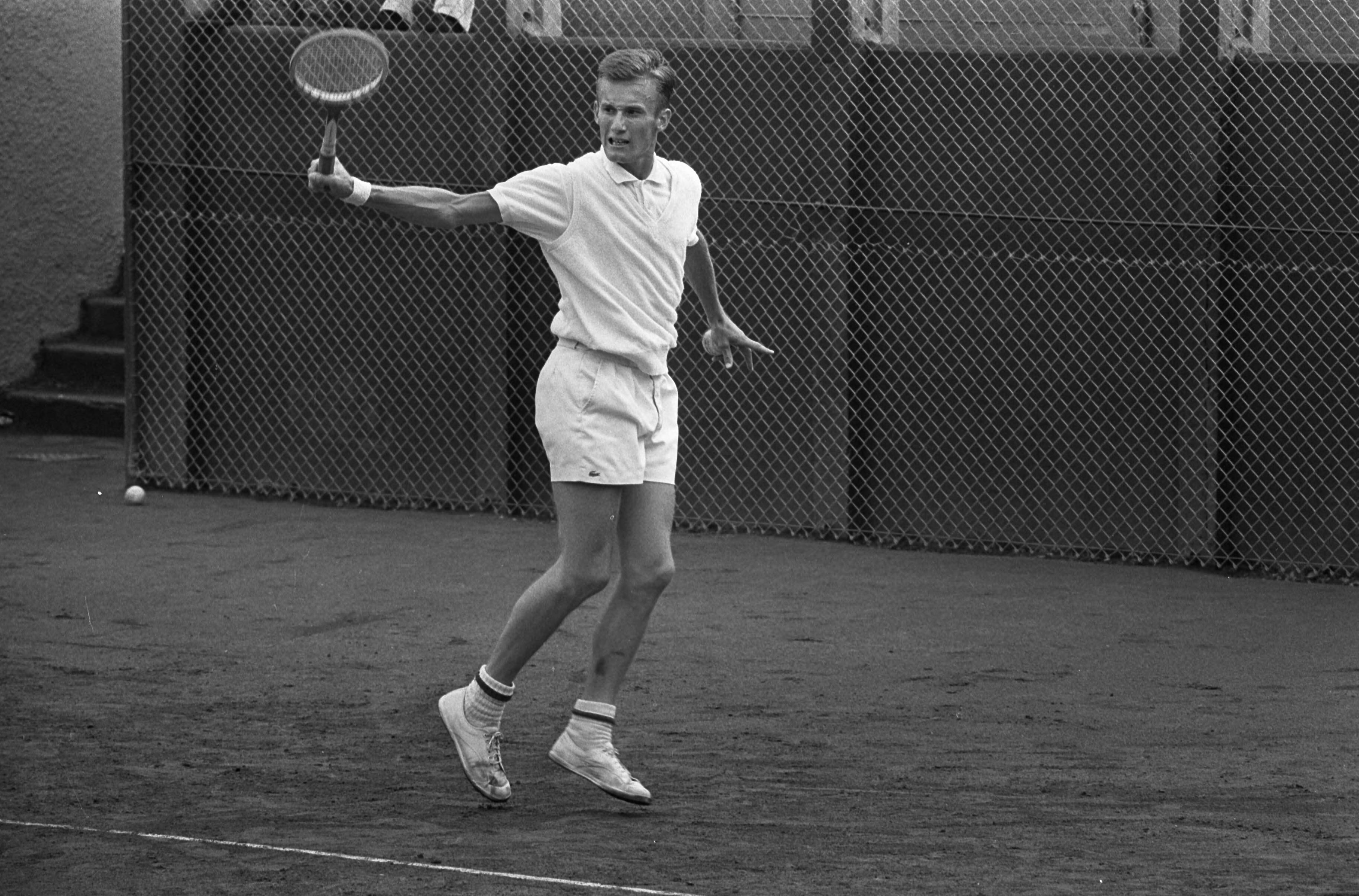 Fotocollectie Anefo — Nationale Tenniskampioenschappen te Scheveningen. J. Coebergh in aktie — Foto: Kroon, Ron / Anefo. Licentie: Set B: Rechtenvrij / Publiek Domein. Bron: Nationaal Archief. http://hdl.handle.net/10648/ab22b6aa-d0b4-102d-bcf8-003048976d84