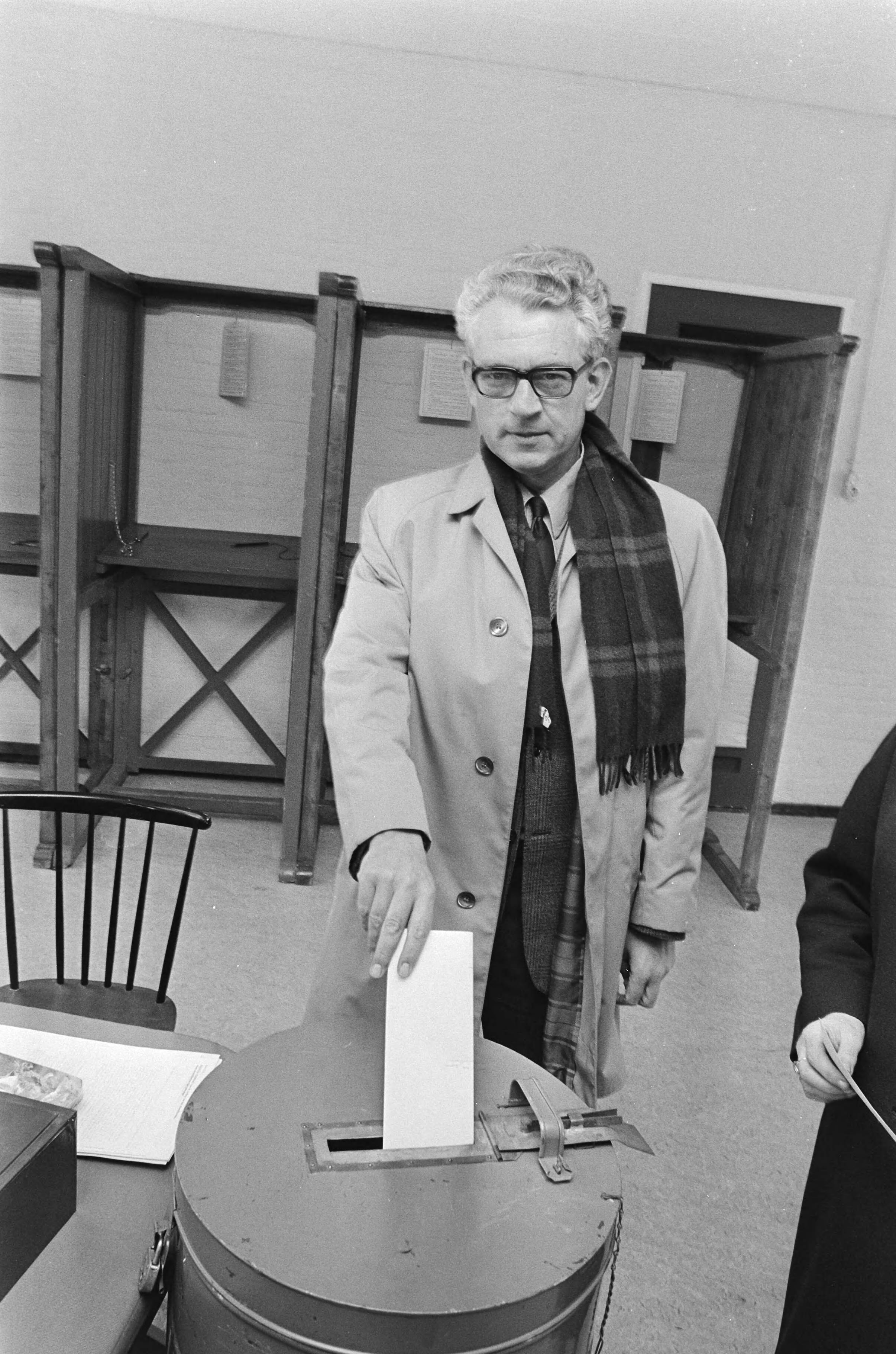 Fotocollectie Anefo — Bakker (CPN) brengt zijn stem uit in Zaandam — Foto: Evers, Joost / Anefo. Licentie: Set B: Rechtenvrij / Publiek Domein. Bron: Nationaal Archief. http://hdl.handle.net/10648/abbd2a82-d0b4-102d-bcf8-003048976d84