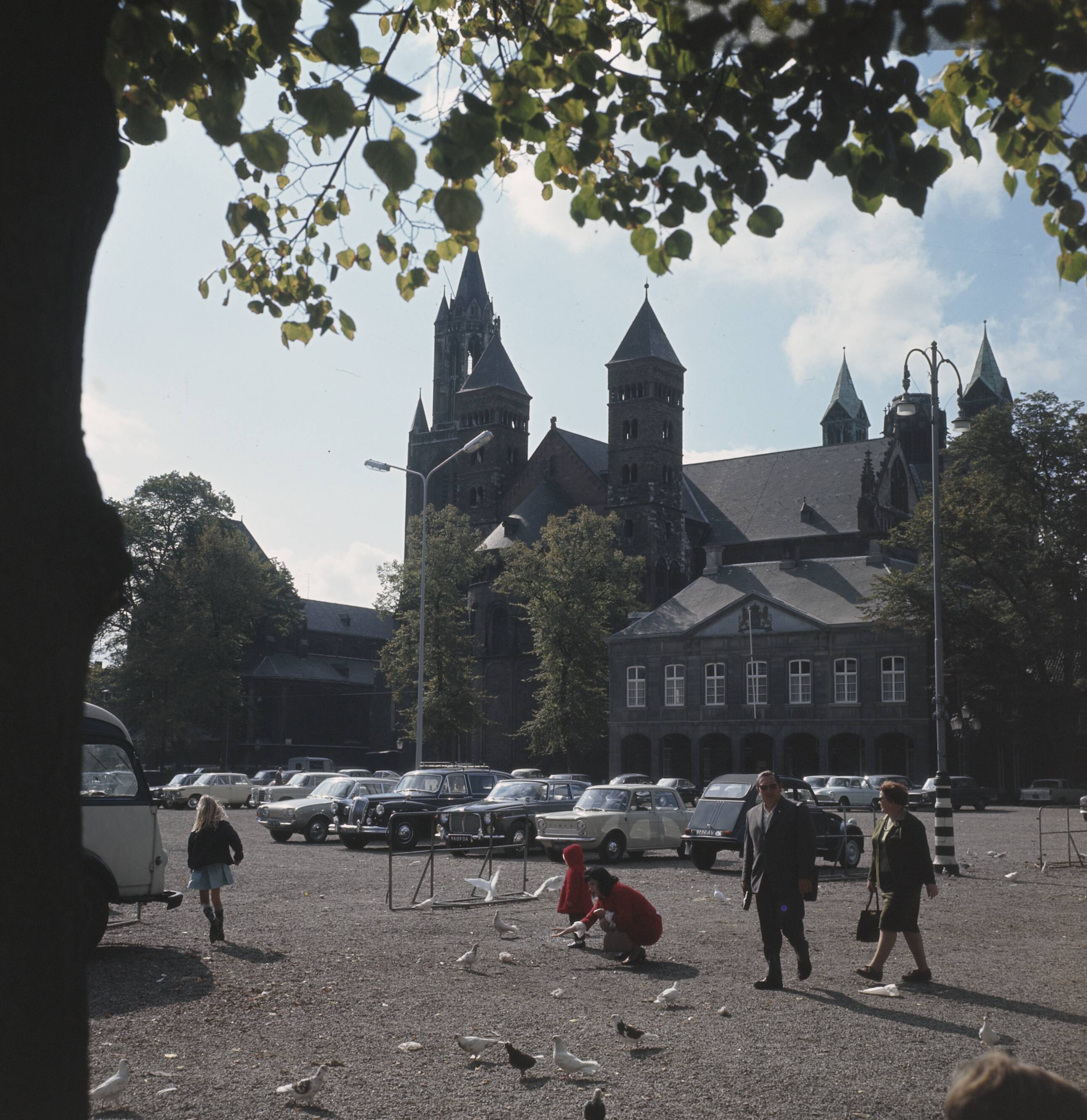 Fotocollectie Anefo — Maastricht: stadsgezichten; Vrijthof met Servaaskerk — Foto: Nijs, Jac. de / Anefo. Licentie: Set B: Rechtenvrij / Publiek Domein. Bron: Nationaal Archief. http://hdl.handle.net/10648/ad8e97b0-d0b4-102d-bcf8-003048976d84