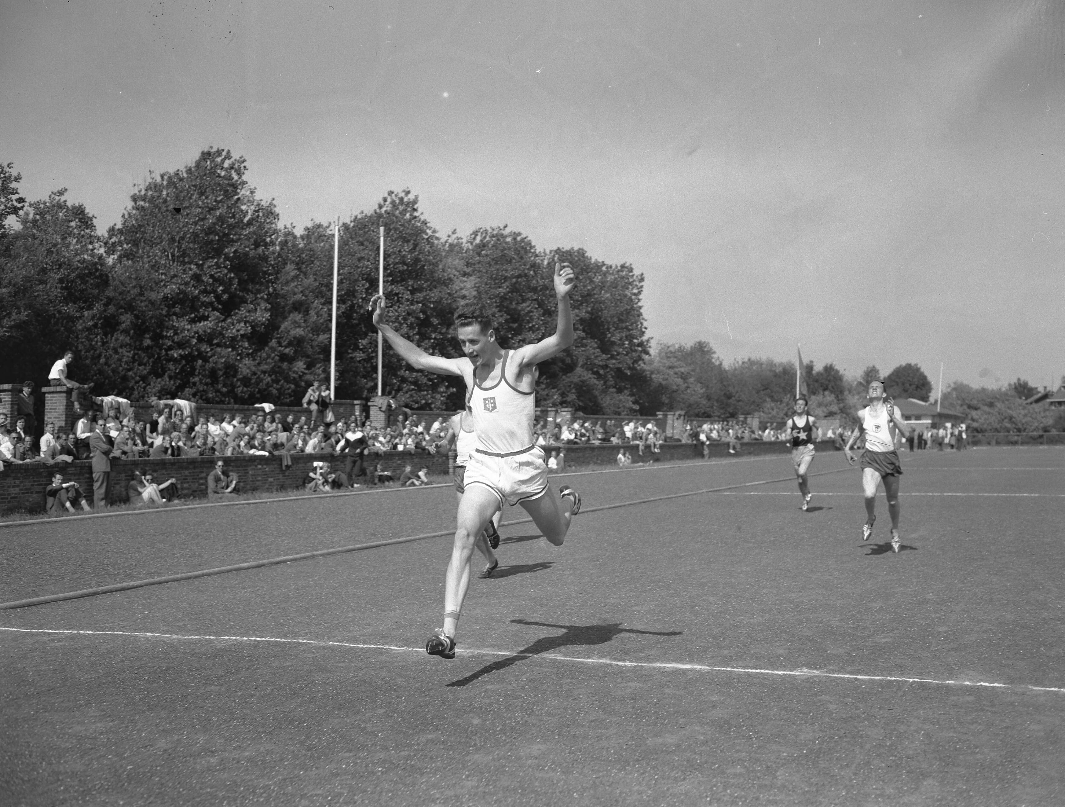 Fotocollectie Anefo — Nederlandse Jeugd Atletiekkampioenschappen te Den Haag. Douwes (uit Haarlem) wint de 300 meter — Foto: Pot, Harry / Anefo. Licentie: Set B: Rechtenvrij / Publiek Domein. Bron: Nationaal Archief. http://hdl.handle.net/10648/a9387a32-d0b4-102d-bcf8-003048976d84