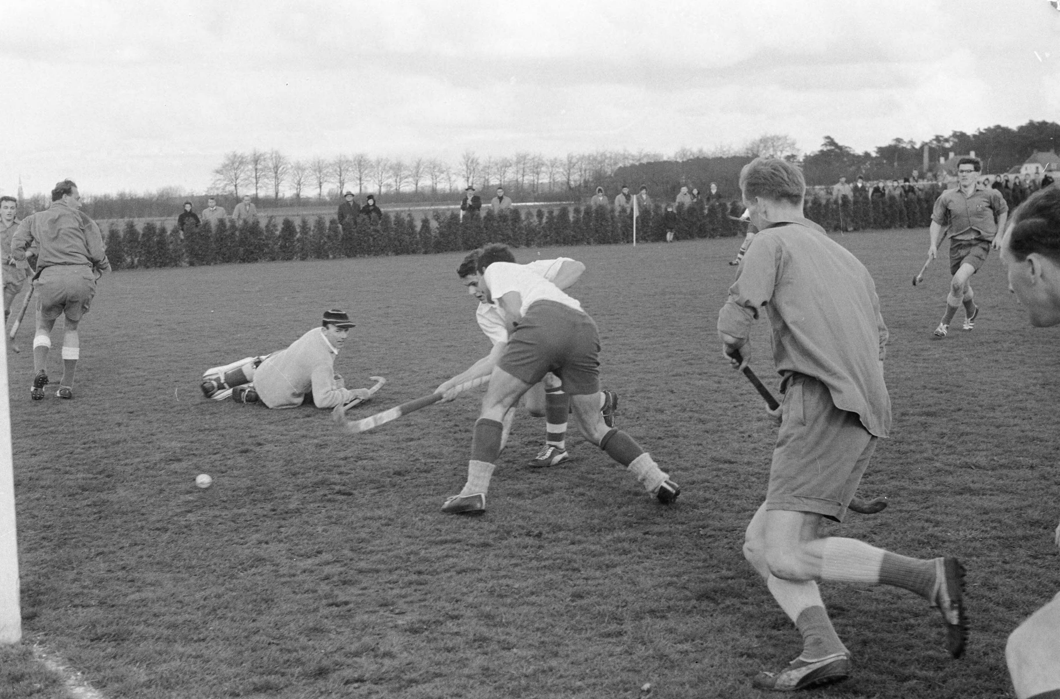 Fotocollectie Anefo — Hockey. Breda tegen Tilburg 3-2. Spelmoment — Foto: Pot, Harry / Anefo. Licentie: Set B: Rechtenvrij / Publiek Domein. Bron: Nationaal Archief. http://hdl.handle.net/10648/a9cdd0b4-d0b4-102d-bcf8-003048976d84