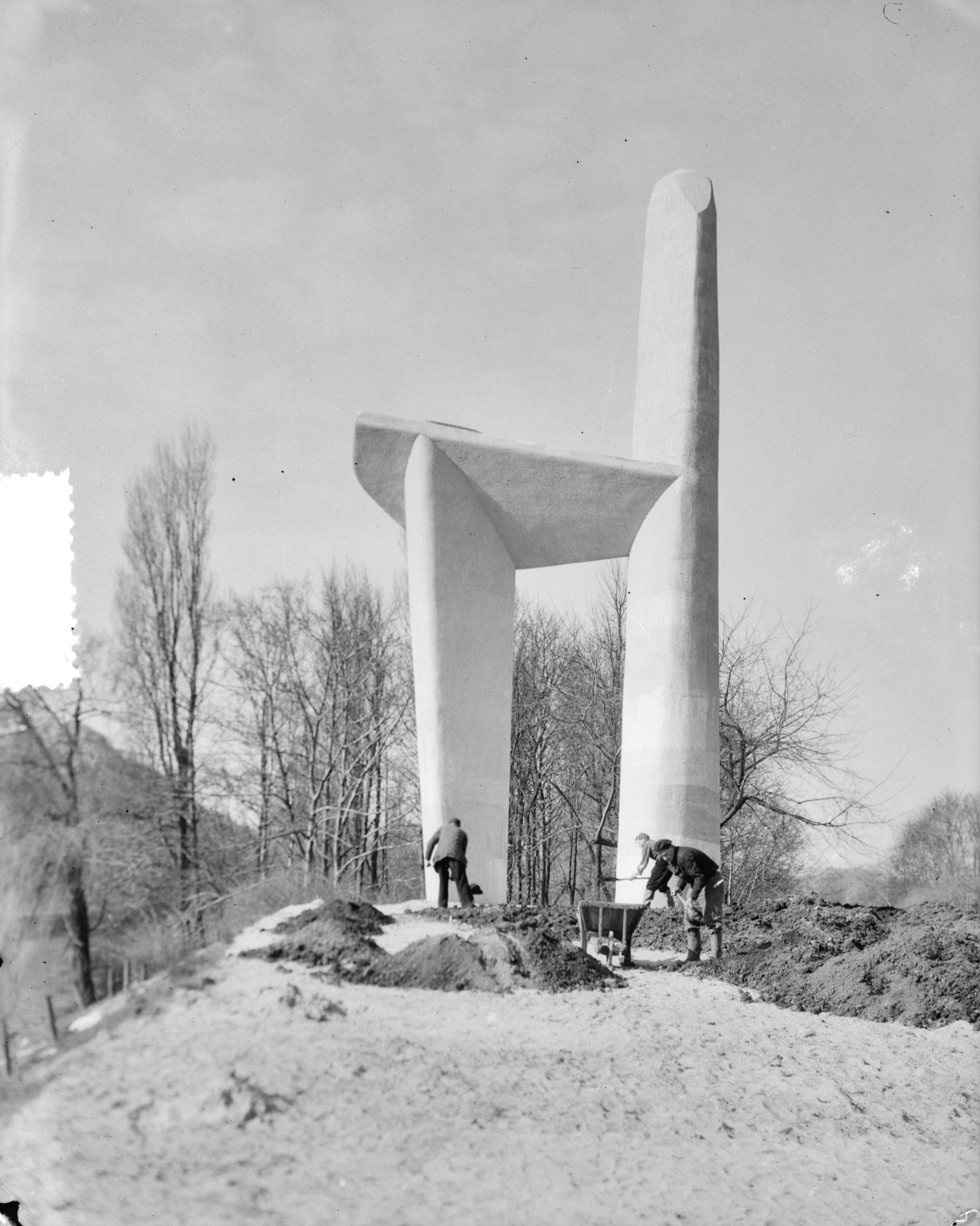 Fotocollectie Anefo — Omlijsting Troelstra-monument in het Westbroekpark te Den Haag — Foto: Duinen, G.W. van / Anefo. Licentie: Set B: Rechtenvrij / Publiek Domein. Bron: Nationaal Archief. http://hdl.handle.net/10648/a907eb92-d0b4-102d-bcf8-003048976d84