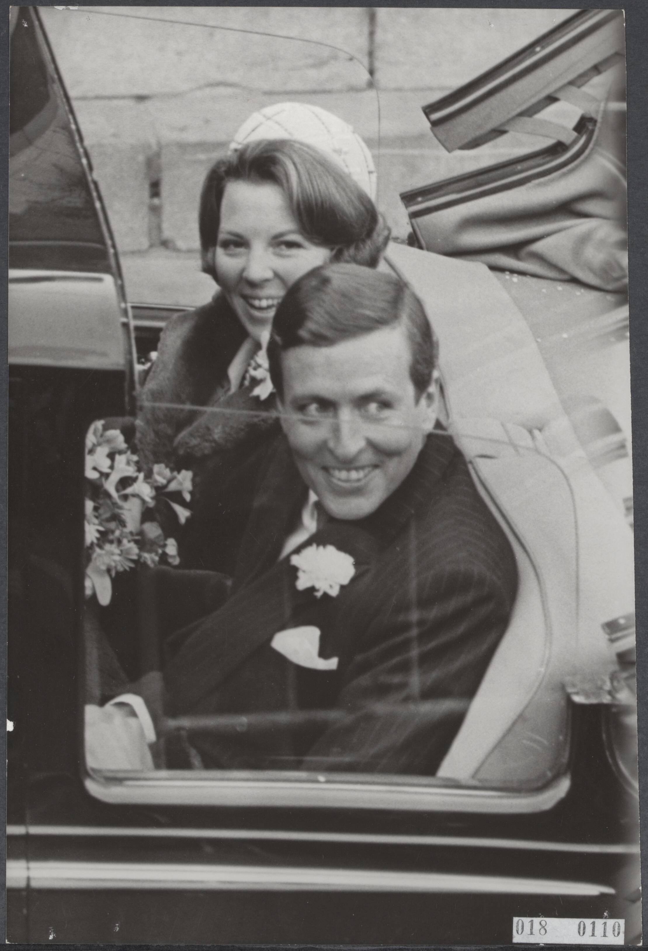 Fotocollectie Elsevier Binnenland — Prinses Beatrix en Claus von Amsberg zijn in Baarn in ondertrouw gegaan. Daarna maakten zij een rijtoer — Foto: Kroon, Ron / Anefo. Licentie: Set B: Rechtenvrij / Publiek Domein. Bron: Nationaal Archief. http://hdl.handle.net/10648/adc13ee0-d0b4-102d-bcf8-003048976d84