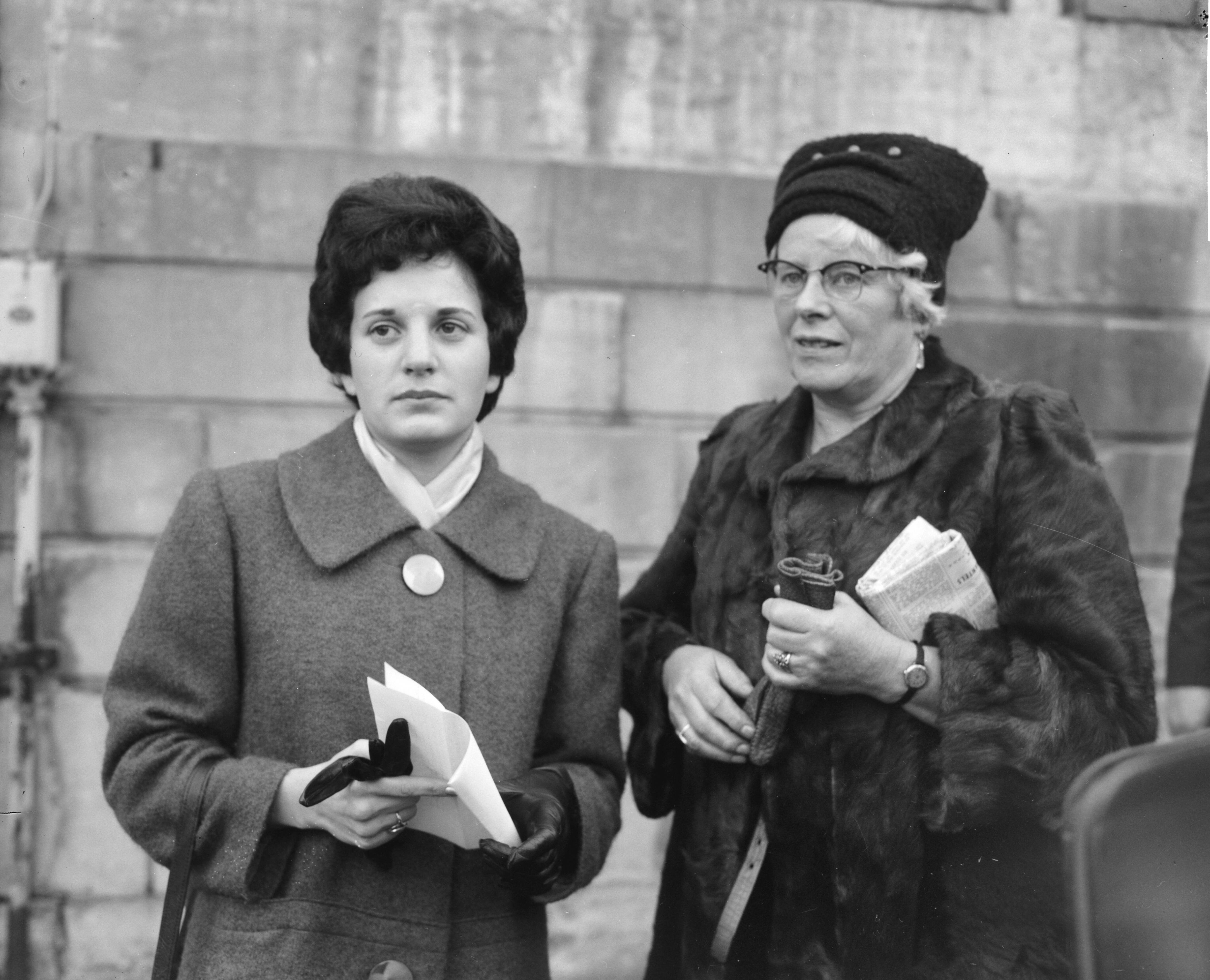 Fotocollectie Anefo — Persconferentie van Anneke Beekman in Maastricht. Anneke Beekman met tante Ge (Geertruida Langedijk-van Moorst) — Foto: Koch, Eric / Anefo. Licentie: Set B: Rechtenvrij / Publiek Domein. Bron: Nationaal Archief. http://hdl.handle.net/10648/a9eec774-d0b4-102d-bcf8-003048976d84