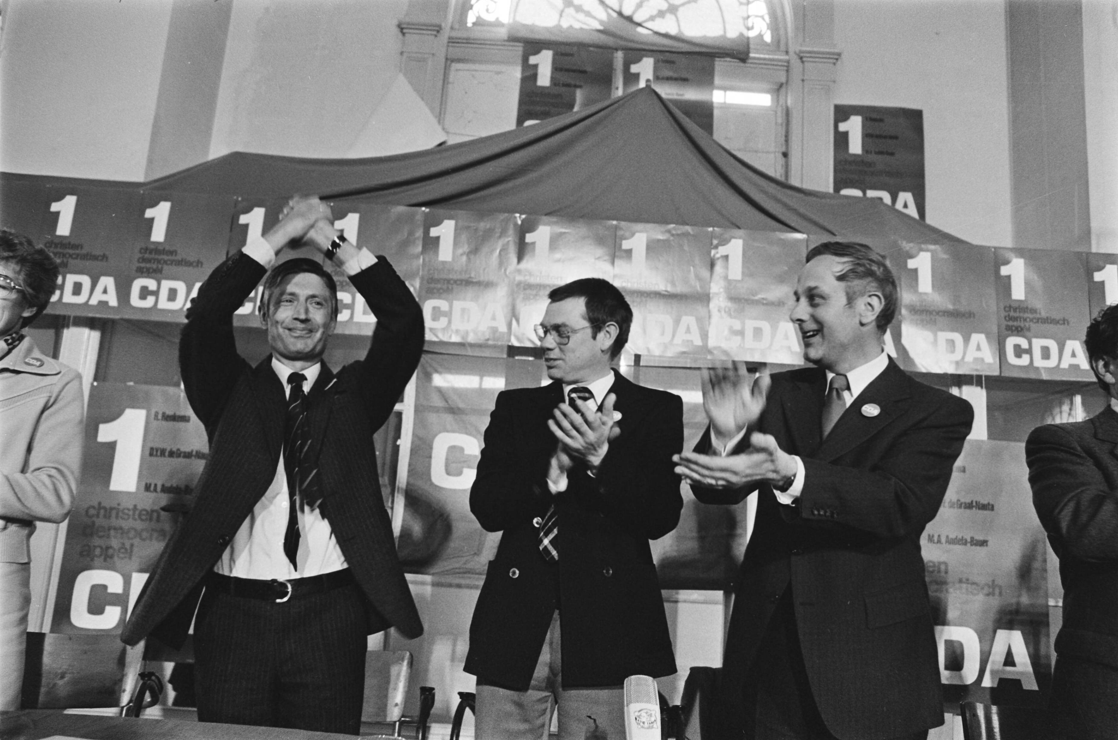 Fotocollectie Anefo — CDA verkiezingsbijeenkomst in Leeuwarden; Van Agt na zijn toespraak — Foto: Verhoeff, Bert / Anefo. Licentie: Set B: Rechtenvrij / Publiek Domein. Bron: Nationaal Archief. http://hdl.handle.net/10648/acaec194-d0b4-102d-bcf8-003048976d84