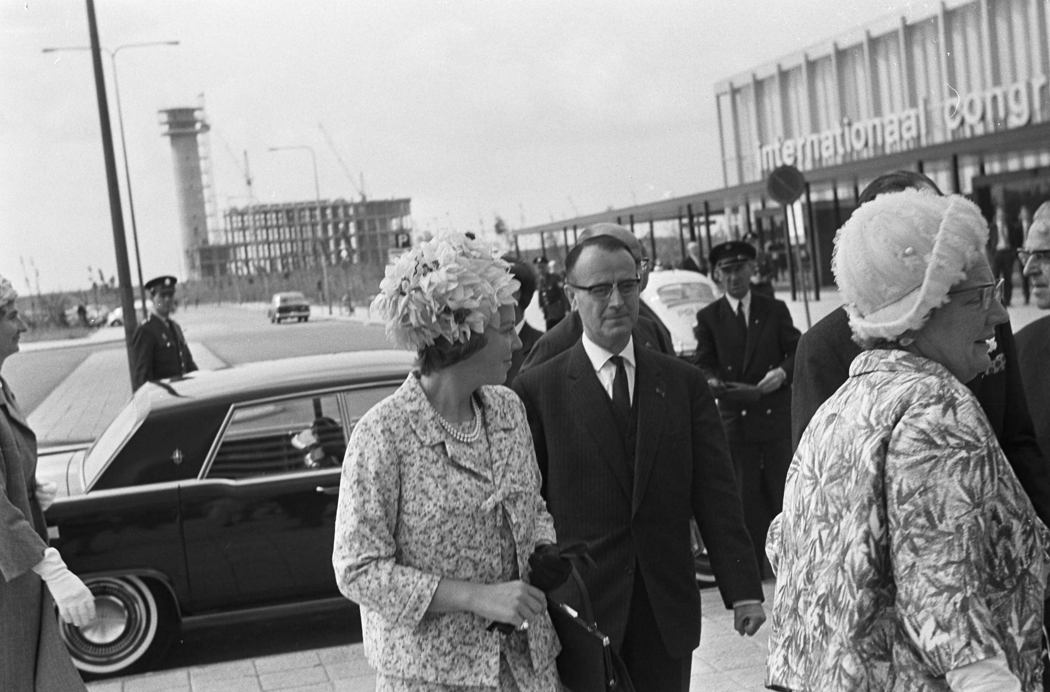 Fotocollectie Anefo — Uitreiking Erasmusprijzen in het Congresgebouw te Amsterdam. Aankomst Prinses Beatrix bij Congresgebouw — Foto: Evers, Joost / Anefo. Licentie: Set B: Rechtenvrij / Publiek Domein. Bron: Nationaal Archief. http://hdl.handle.net/10648/aaafbfd8-d0b4-102d-bcf8-003048976d84