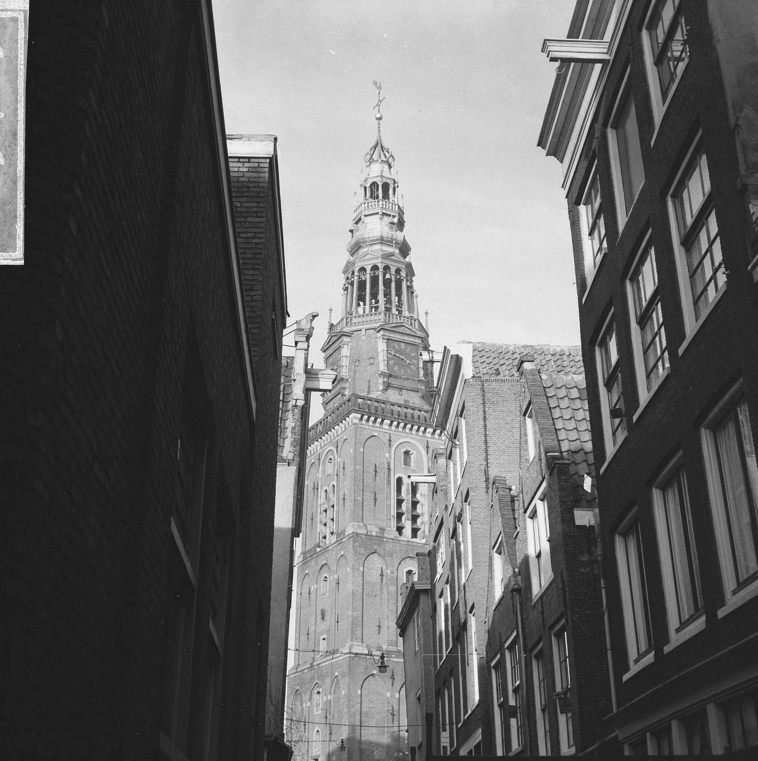 Fotocollectie Anefo — Hemony-carillon in de toren van de Oude Kerk te Amsterdam gerestaureerd. Zicht op de Oudekerkstoren — Foto: Kroon, Ron / Anefo. Licentie: Set B: Rechtenvrij / Publiek Domein. Bron: Nationaal Archief. http://hdl.handle.net/10648/aac8703c-d0b4-102d-bcf8-003048976d84