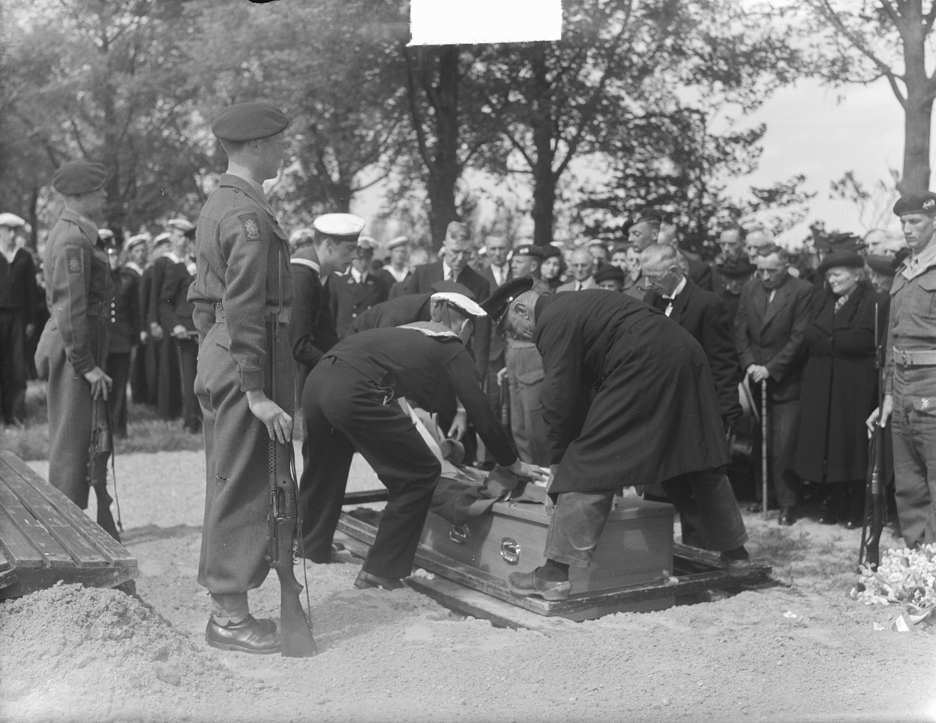 Begrafenis Jitze Kiemel op de Noorderbegraafplaats te Leeuwarden — Leeuwarden, Noorderbegraafplaats. Begrafenis met militaire eer van Jitze Kiemel, werkzaam bij de Marine luchtvaartdienst en omgekomen bij een vliegtuigongeluk. De kist wordt in het graf neergelaten — Foto: Pot, Harry / Anefo. Licentie: Set B: Rechtenvrij / Publiek Domein. Bron: Nationaal Archief. http://hdl.handle.net/10648/a8d89b58-d0b4-102d-bcf8-003048976d84