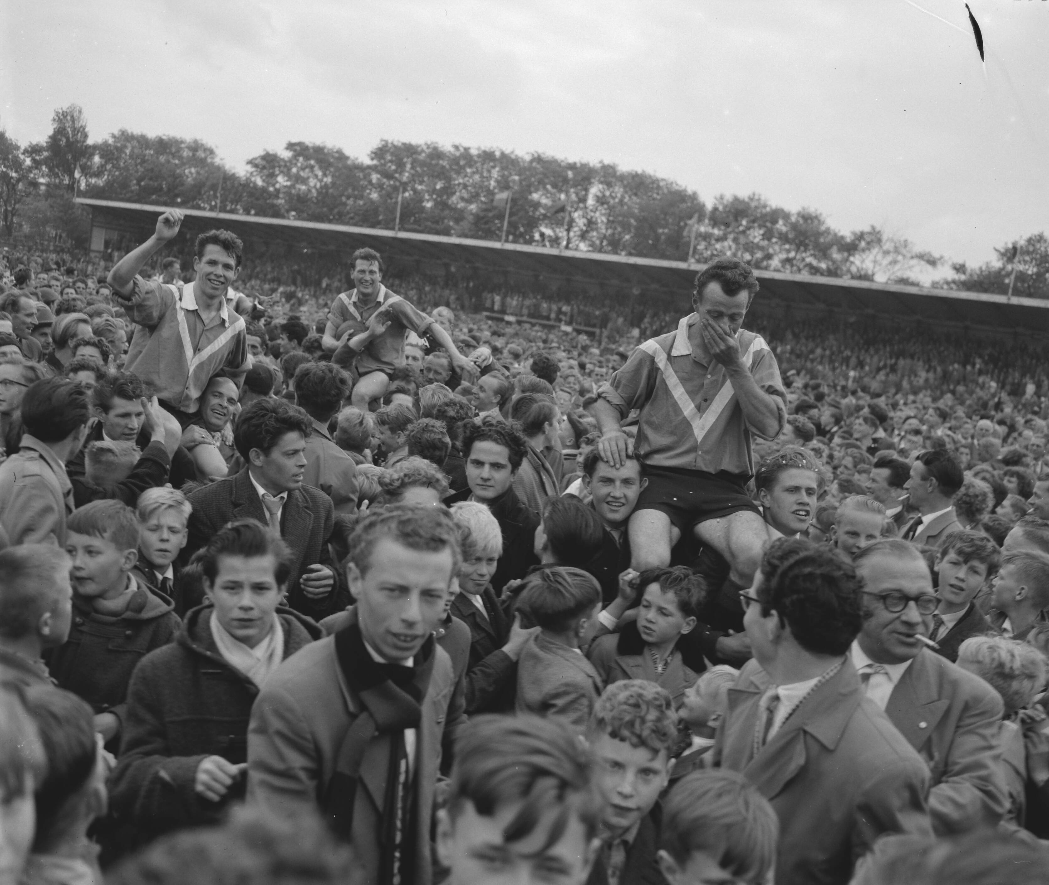 Fotocollectie Anefo — Voetbal. SHS tegen Volewijckers 4-1. SHS kampioen eerste divisie B. — Foto: Behrens, Herbert F. / Anefo. Licentie: Set B: Rechtenvrij / Publiek Domein. Bron: Nationaal Archief. http://hdl.handle.net/10648/a97ccbb0-d0b4-102d-bcf8-003048976d84