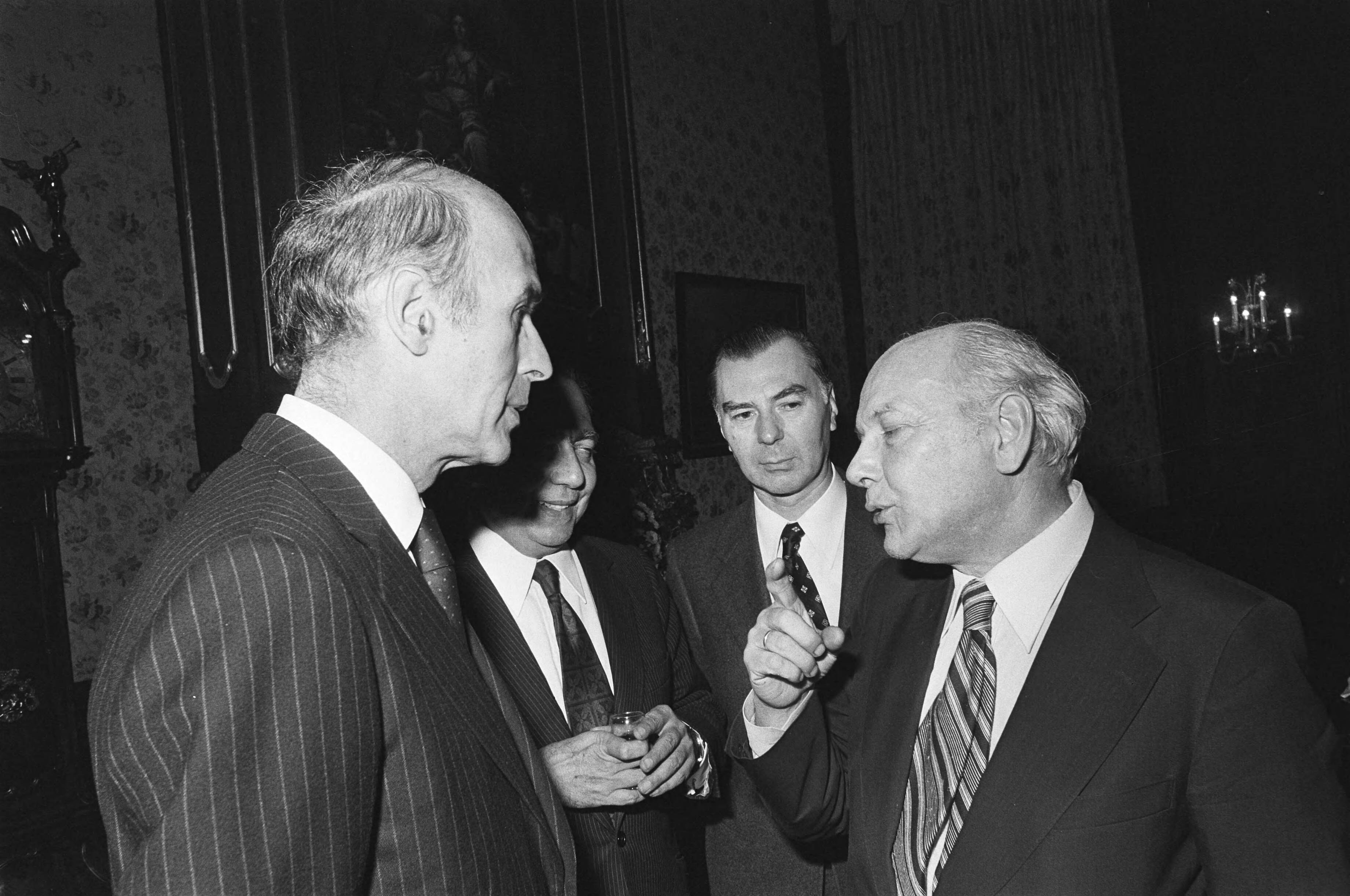 Fotocollectie Anefo — Bijeenkomst regeringsleiders EG in Den Haag ; voor aanvang diner — Foto: Peters, Hans / Anefo. Licentie: Set B: Rechtenvrij / Publiek Domein. Bron: Nationaal Archief. http://hdl.handle.net/10648/ac90ffd8-d0b4-102d-bcf8-003048976d84