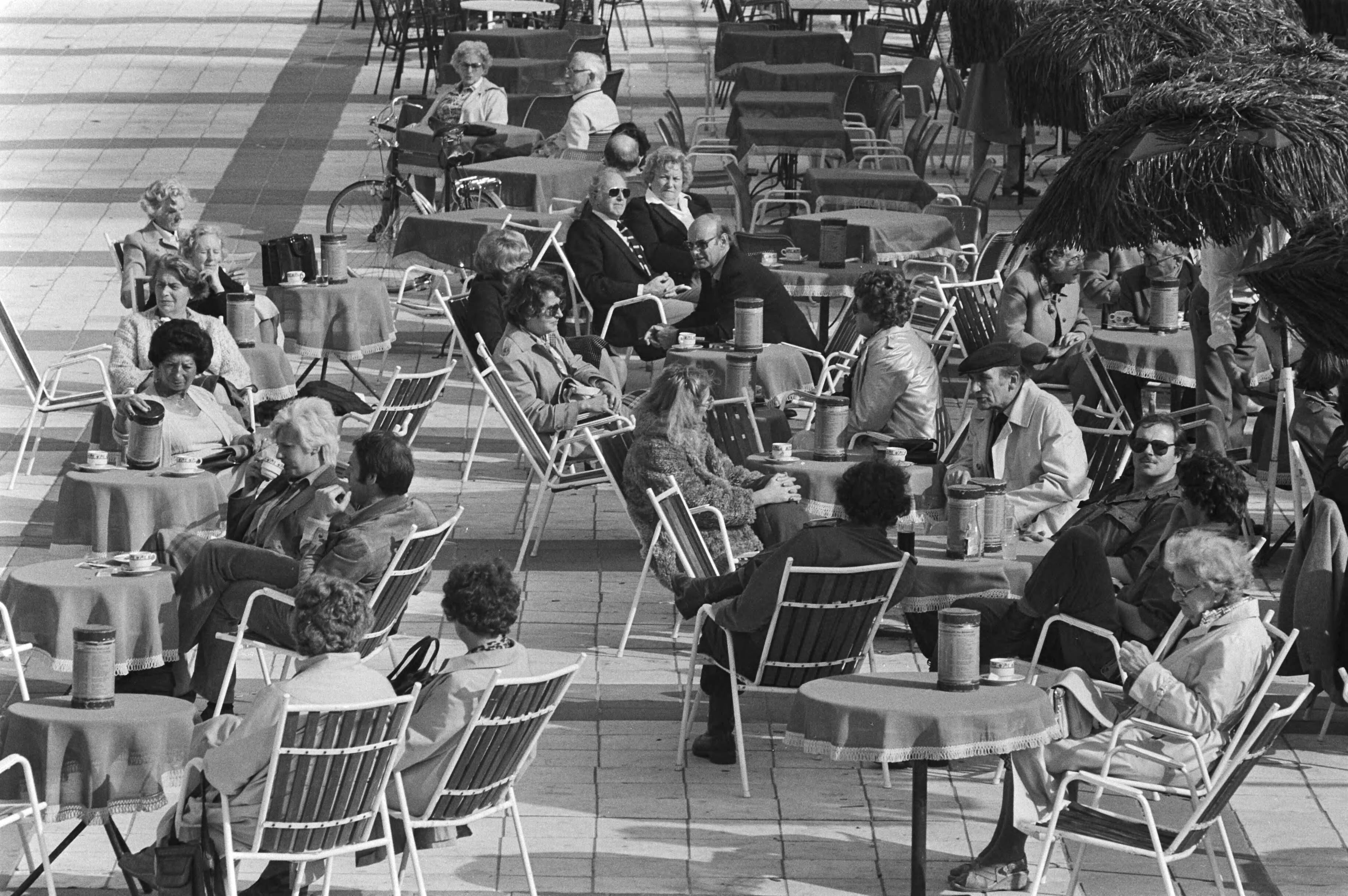 Mooi herfstweer; zonaanbidders op de Scheveningse boulevard — Zuid-Holland|Scheveningen|boulevards |terrassen |herfst — Foto: Suyk, Koen / Anefo. Licentie: Set B: Rechtenvrij / Publiek Domein. Bron: Nationaal Archief. http://hdl.handle.net/10648/acd2819c-d0b4-102d-bcf8-003048976d84
