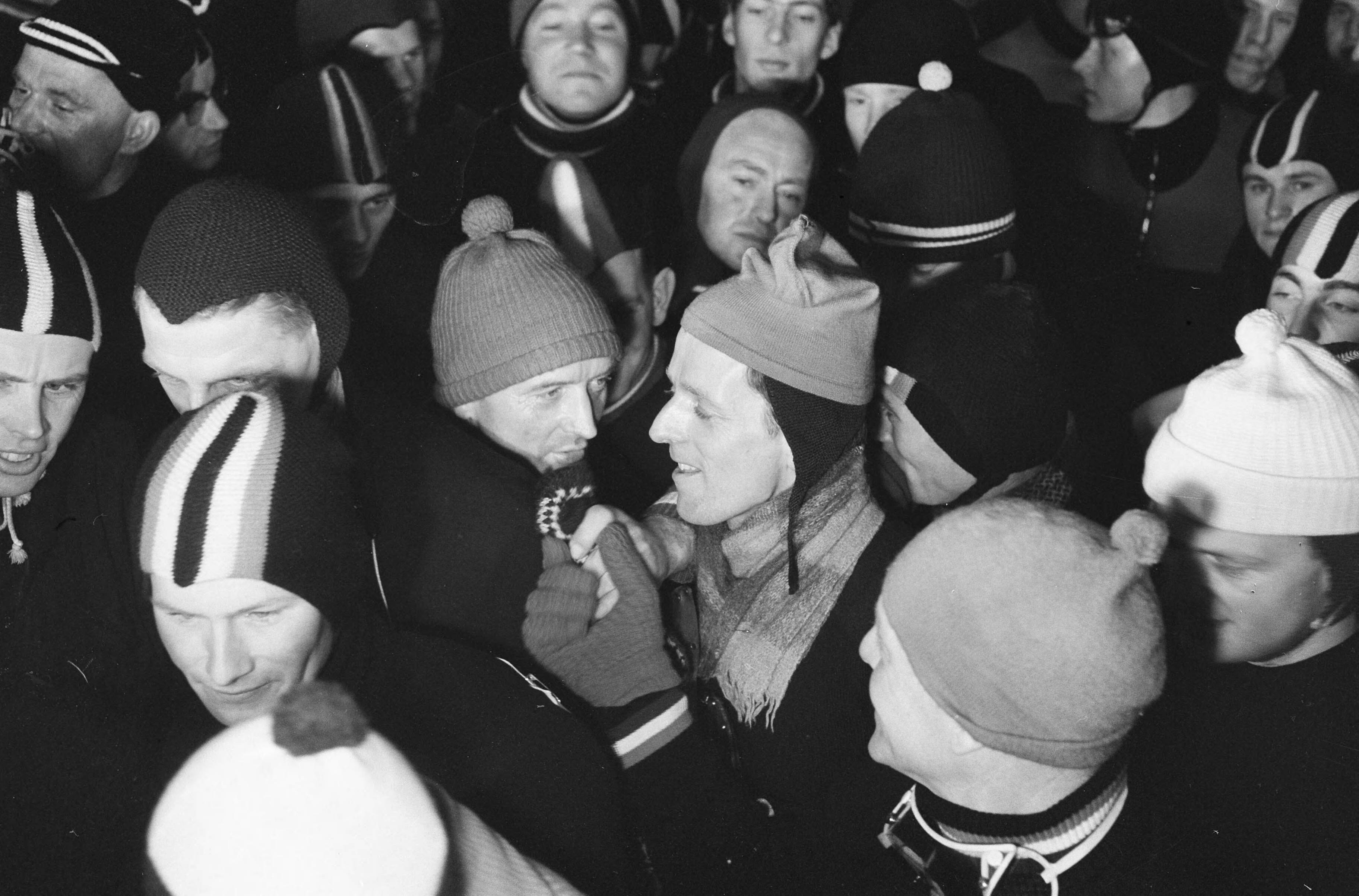 Elfstedentocht 1963 — Elfstedentocht 1963. De rijders wachtend op de start in midden, In het midden Jeen van den Berg, links Jeen Nauta — Foto: Pot, Harry / Anefo. Licentie: Set B: Rechtenvrij / Publiek Domein. Bron: Nationaal Archief. http://hdl.handle.net/10648/aa267c8c-d0b4-102d-bcf8-003048976d84