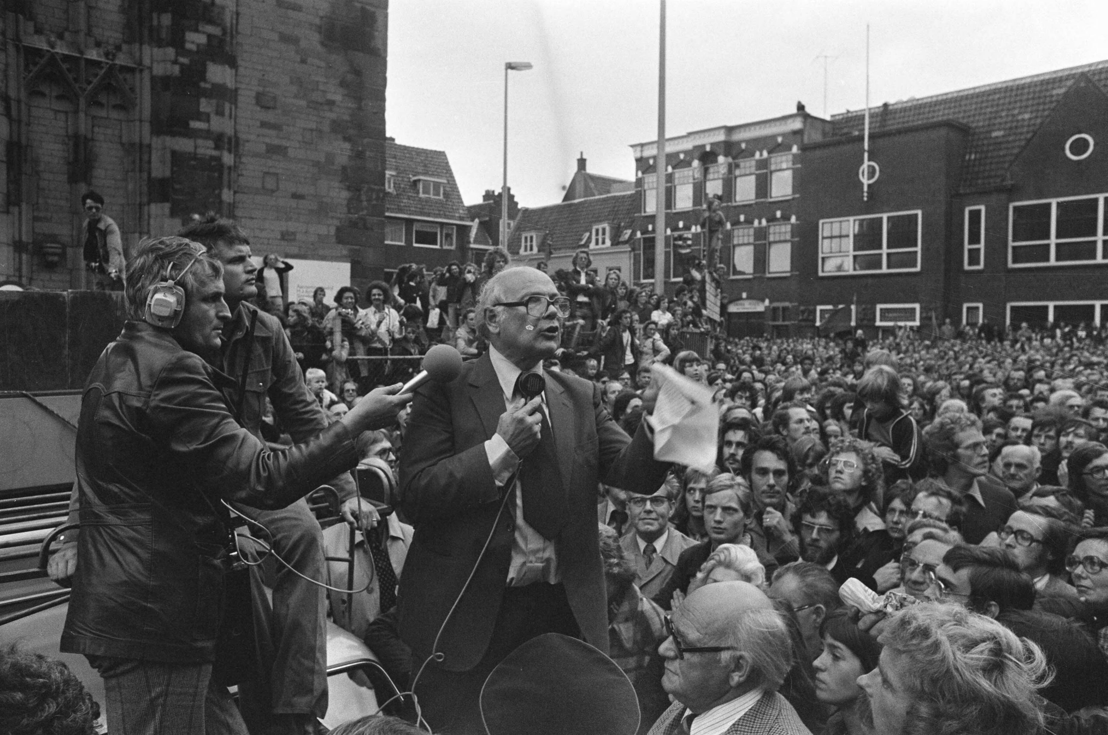 Fotocollectie Anefo — Regering demonstreert tegen doodvonnissen in Spanje in Utrecht; premier Den Uyl tijdens toespraak — Foto: Verhoeff, Bert / Anefo. Licentie: Set B: Rechtenvrij / Publiek Domein. Bron: Nationaal Archief. http://hdl.handle.net/10648/ac730cd0-d0b4-102d-bcf8-003048976d84