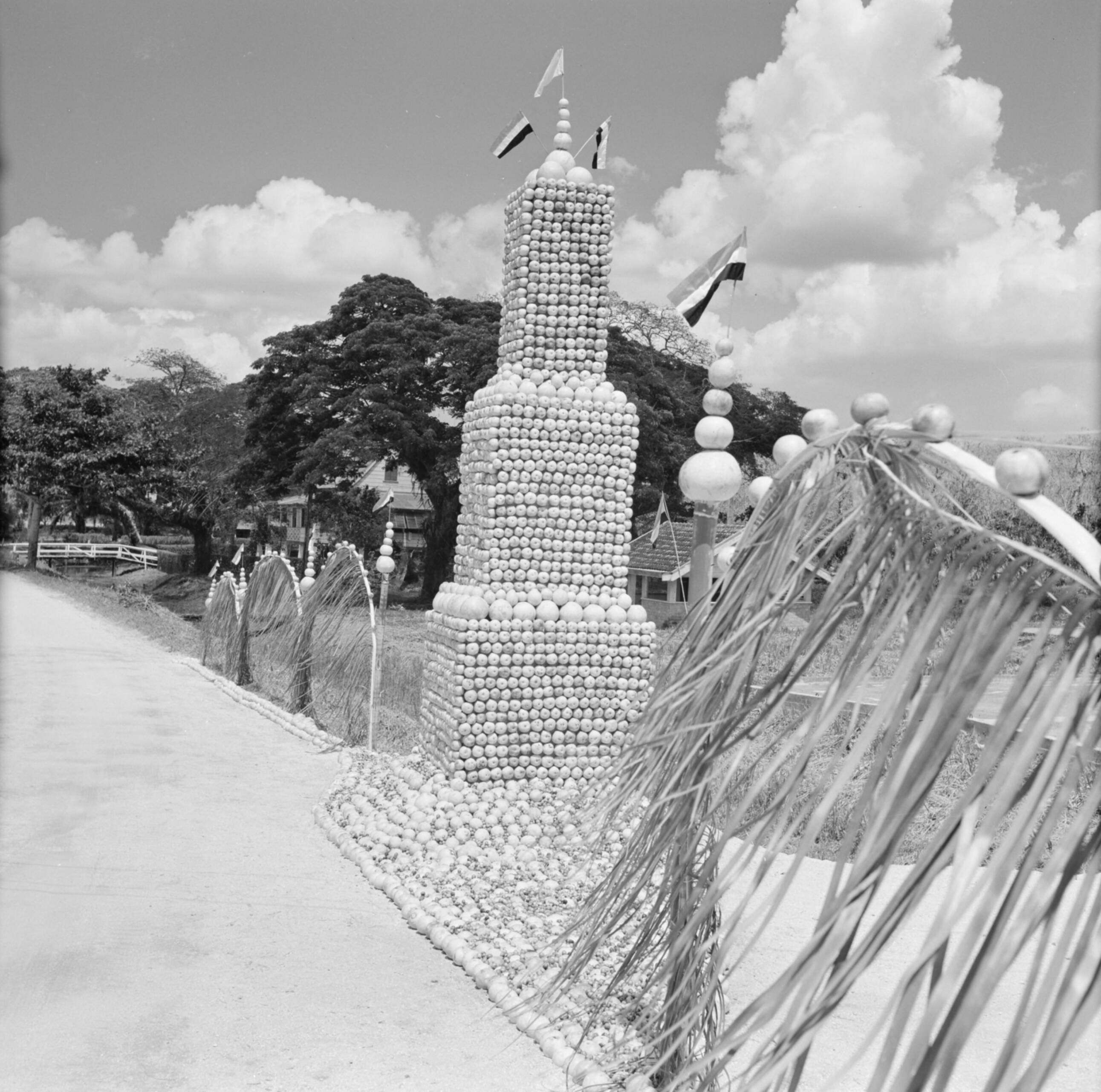 Nederlandse Antillen en Suriname ten tijde van het koninklijk bezoek van koningin Juliana en prins Bernhard in 1955 — Versieringen van citrusvruchten in Voorburg — Foto: Poll, Willem van de. Licentie: Set B: Rechtenvrij / Publiek Domein. Bron: Nationaal Archief. http://hdl.handle.net/10648/aeb37e12-d0b4-102d-bcf8-003048976d84