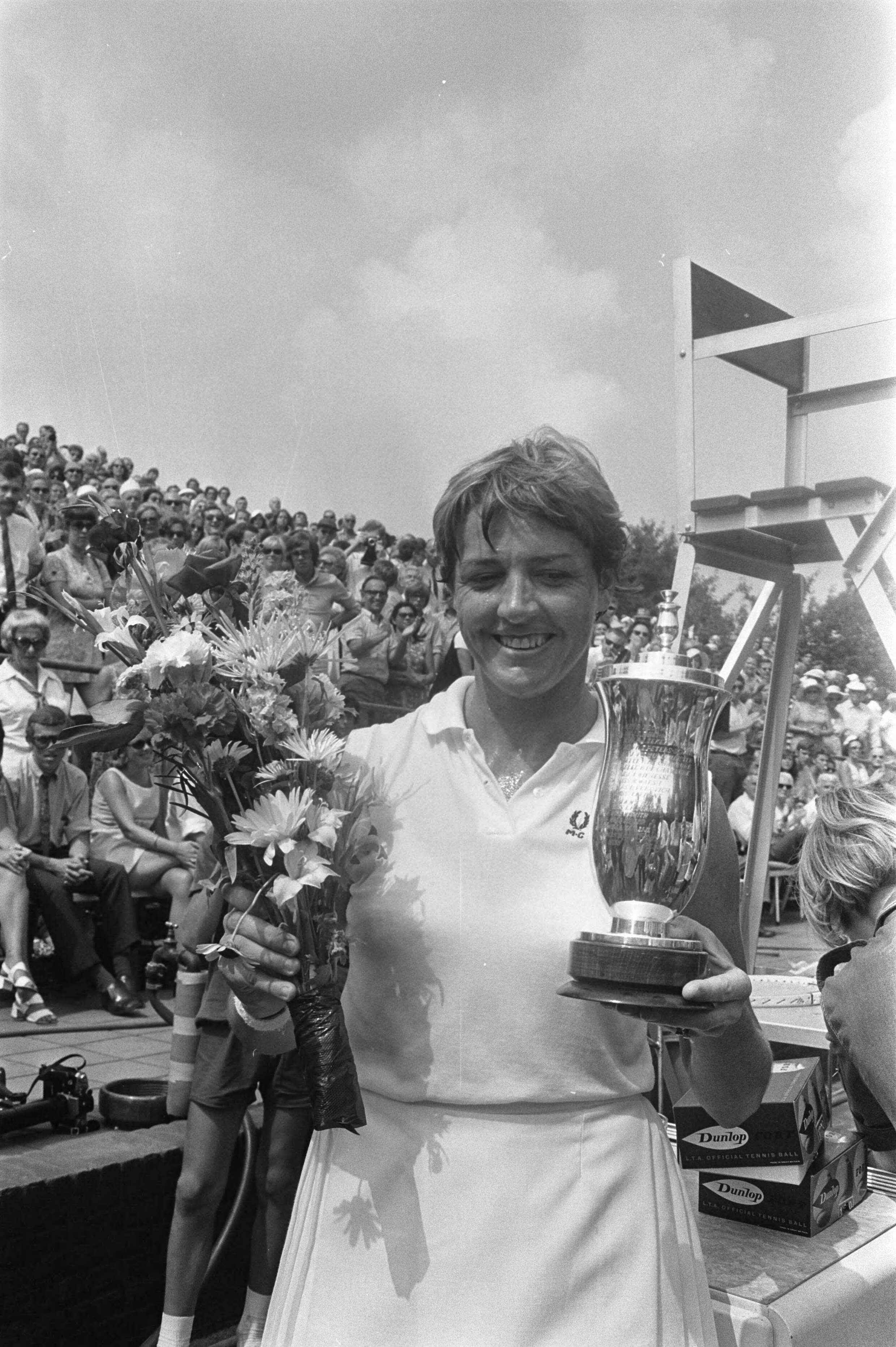 Fotocollectie Anefo — Internationaal tennistoernooi in Hilversum ( t Melkhuisje winnares Margaret Court met beker — Foto: Koch, Eric / Anefo. Licentie: Set B: Rechtenvrij / Publiek Domein. Bron: Nationaal Archief. http://hdl.handle.net/10648/ab9e77f4-d0b4-102d-bcf8-003048976d84