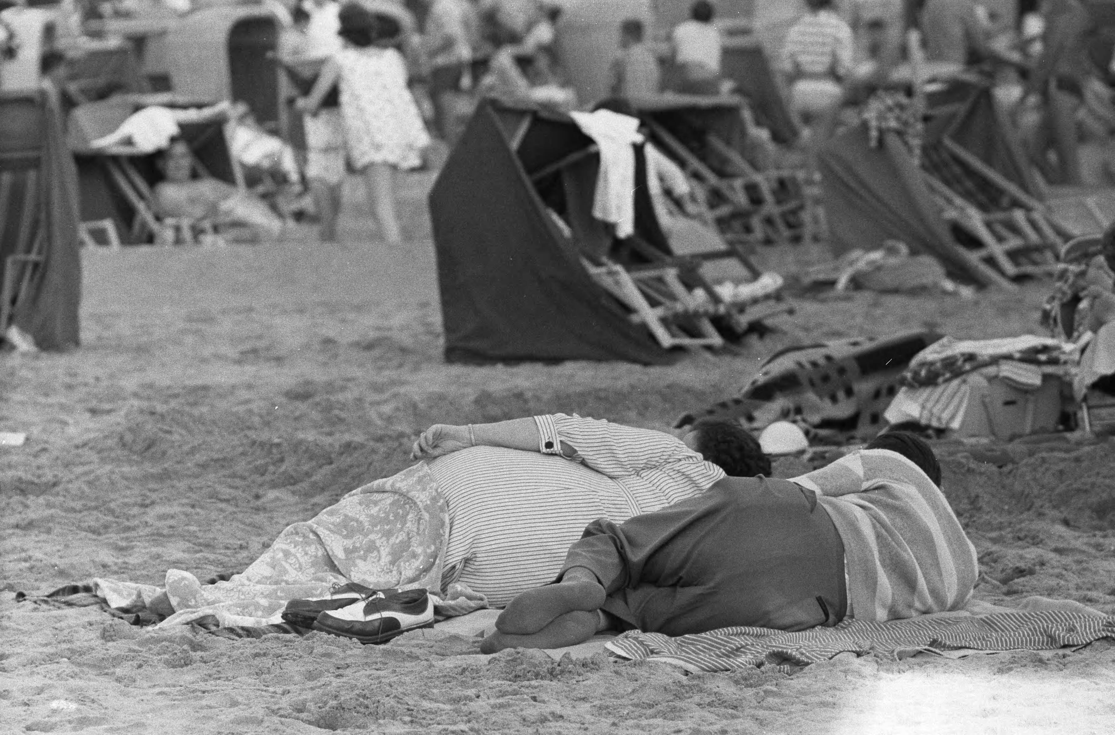 Fotocollectie Anefo — Strandfanfare van Zandvoort treedt weer op. Slapende badgasten — Foto: Pot, Harry / Anefo. Licentie: Set B: Rechtenvrij / Publiek Domein. Bron: Nationaal Archief. http://hdl.handle.net/10648/a9b696ce-d0b4-102d-bcf8-003048976d84