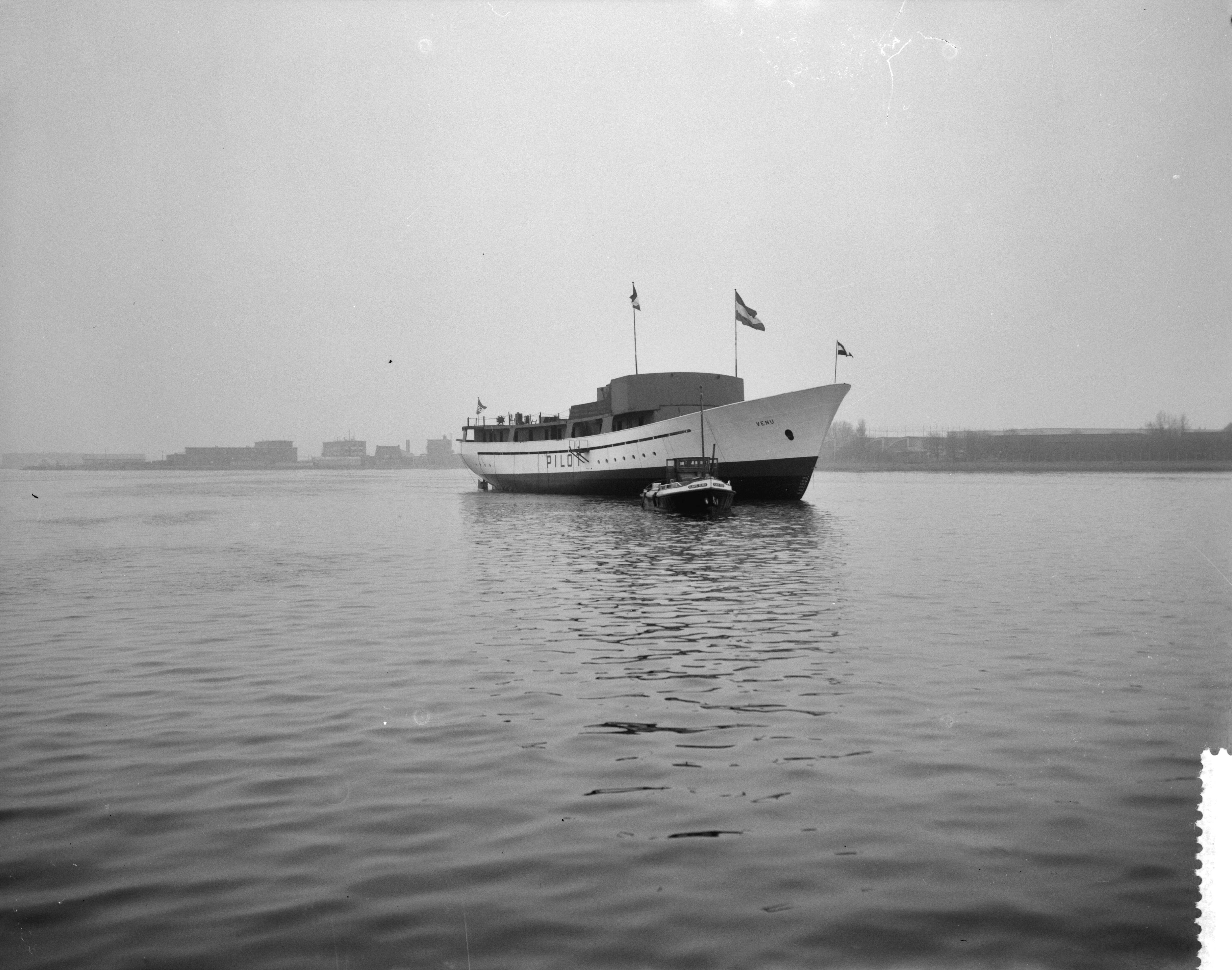 Fotocollectie Anefo — Tewaterlating van loodsboot "Venu" bij de N.V. Zaanlandse Scheepsbouw Maatschappij te Zaandam — Foto: Bilsen, Joop van / Anefo. Licentie: Set B: Rechtenvrij / Publiek Domein. Bron: Nationaal Archief. http://hdl.handle.net/10648/a9c2caca-d0b4-102d-bcf8-003048976d84