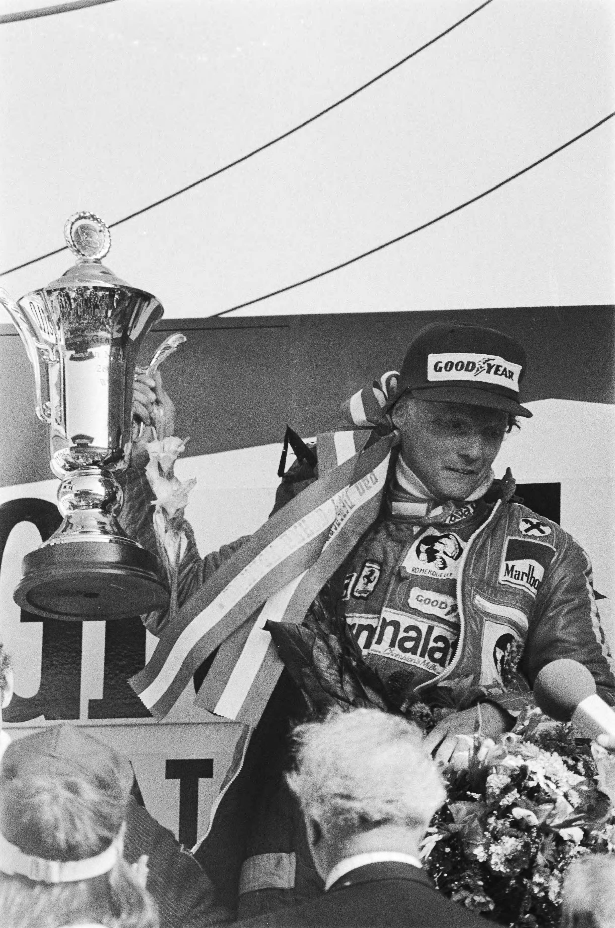 Fotocollectie Anefo — Grand Prix Zandvoort; Niki Lauda tijdens huldiging — Foto: Suyk, Koen / Anefo. Licentie: Set B: Rechtenvrij / Publiek Domein. Bron: Nationaal Archief. http://hdl.handle.net/10648/aca1b774-d0b4-102d-bcf8-003048976d84