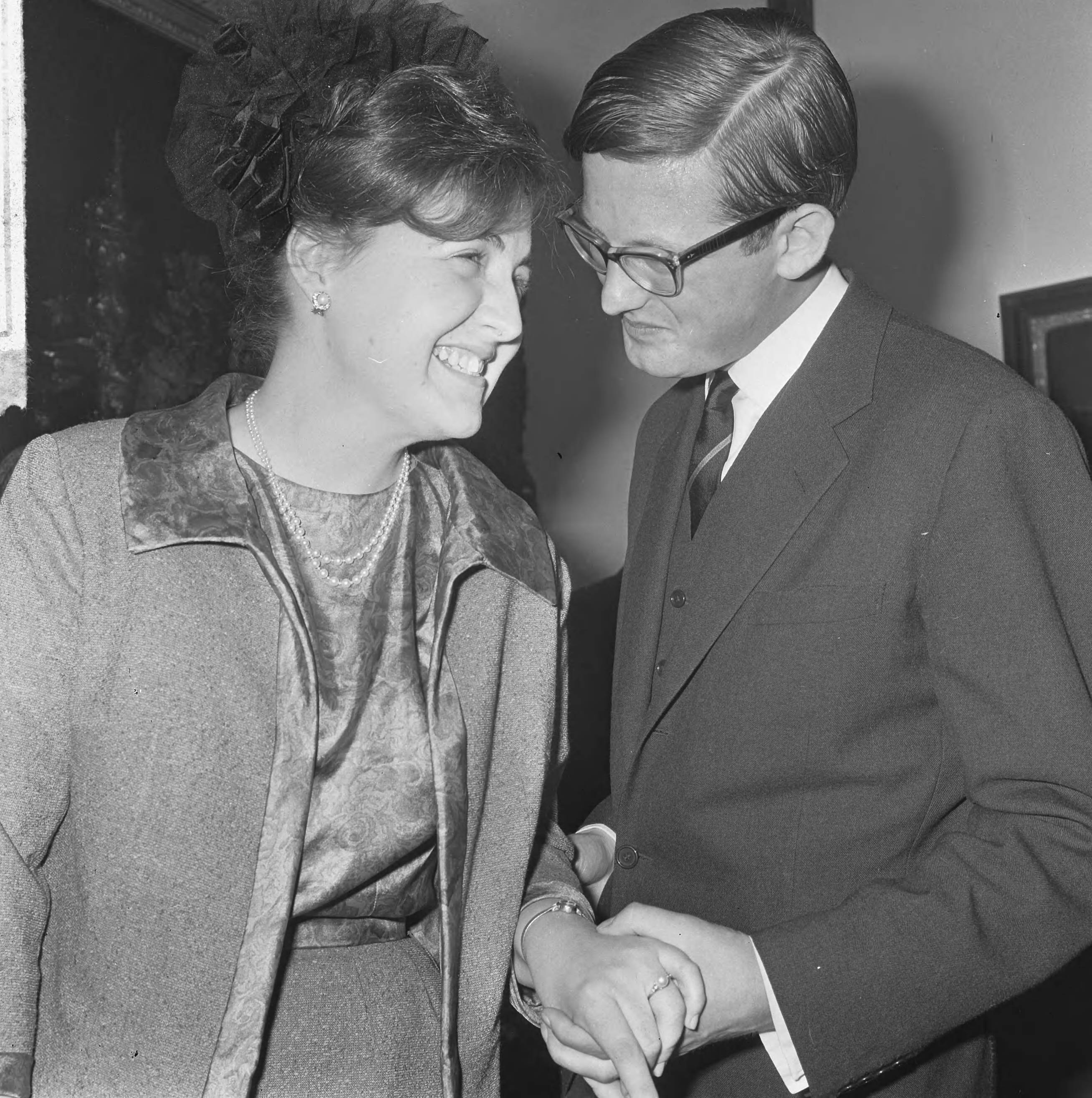 Verloofde paar prinses Margriet en Pieter van Vollenhoven in Den Haag — Verloofde paar in Den Haag , (kijkend naar ring) — Foto: Koch, Eric / Anefo. Licentie: Set B: Rechtenvrij / Publiek Domein. Bron: Nationaal Archief. http://hdl.handle.net/10648/aa988192-d0b4-102d-bcf8-003048976d84
