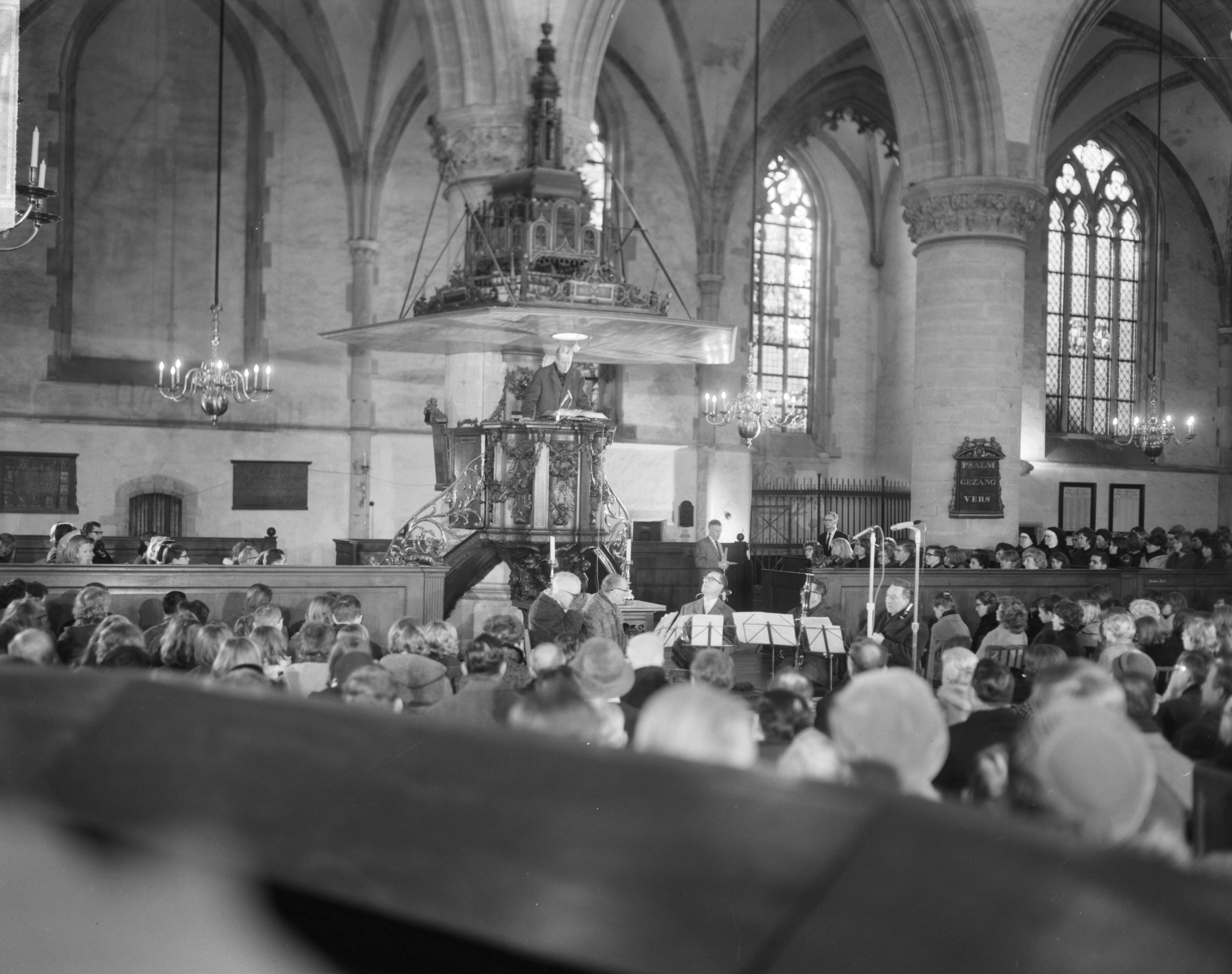 Fotocollectie Anefo — Hartewens Festival in de Sint Bavokerk te Haarlem geopend, overzicht — Foto: Bilsen, Joop van / Anefo. Licentie: Set B: Rechtenvrij / Publiek Domein. Bron: Nationaal Archief. http://hdl.handle.net/10648/aa8accd2-d0b4-102d-bcf8-003048976d84
