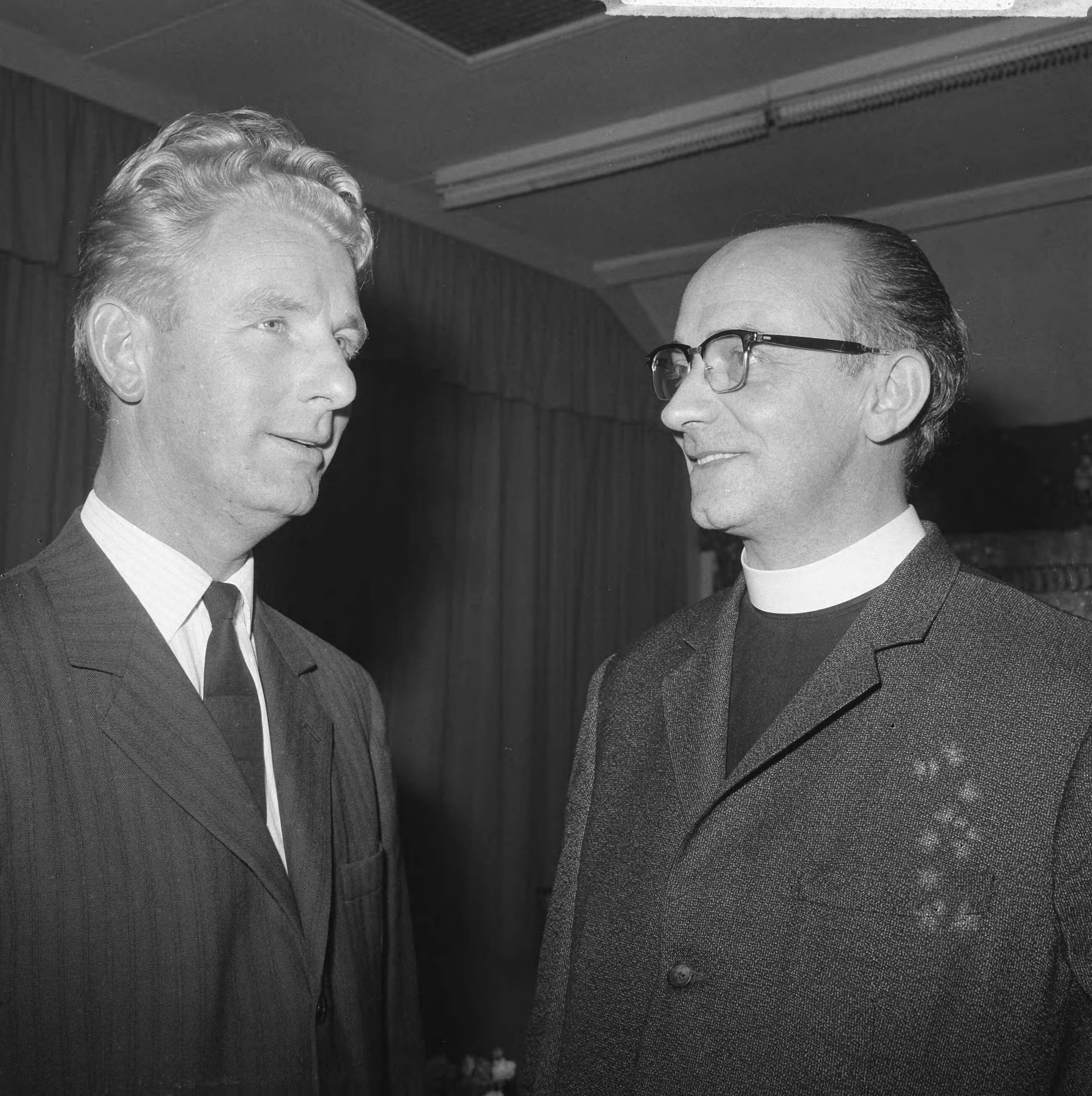 Fotocollectie Anefo — Artiestenaalmoezenier Theo Kloeg gaf persconferentie voor artiestensociëteit in Hilversum — Foto: Evers, Joost / Anefo. Licentie: Set B: Rechtenvrij / Publiek Domein. Bron: Nationaal Archief. http://hdl.handle.net/10648/aab9f3a4-d0b4-102d-bcf8-003048976d84