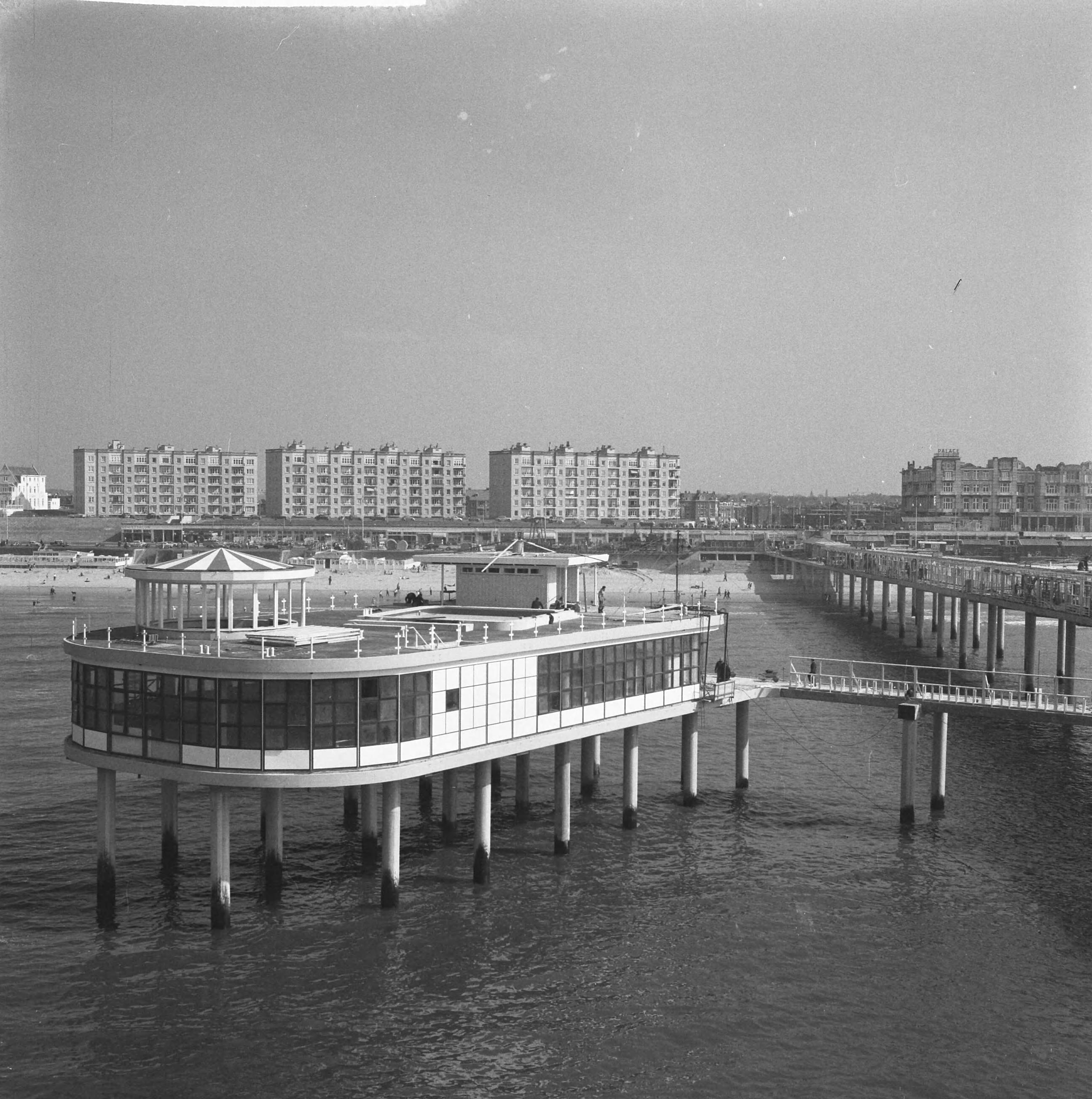 Fotocollectie Anefo — Werkzaamheden Pier te Scheveningen. Overzicht Pier naar het strand — Foto: Nijs, Jac. de / Anefo. Licentie: Set B: Rechtenvrij / Publiek Domein. Bron: Nationaal Archief. http://hdl.handle.net/10648/a9d0f62c-d0b4-102d-bcf8-003048976d84