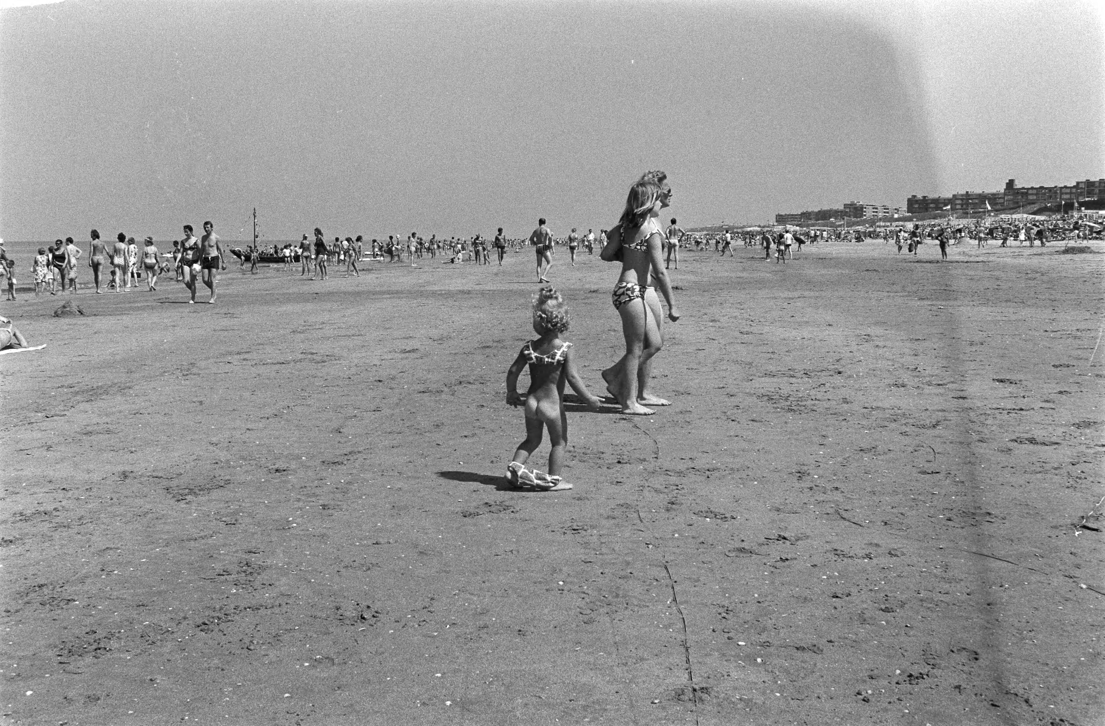 Fotocollectie Anefo — Drukte op strand, Zandvoort — Foto: Peters, Hans / Anefo. Licentie: Set B: Rechtenvrij / Publiek Domein. Bron: Nationaal Archief. http://hdl.handle.net/10648/abc5da4c-d0b4-102d-bcf8-003048976d84