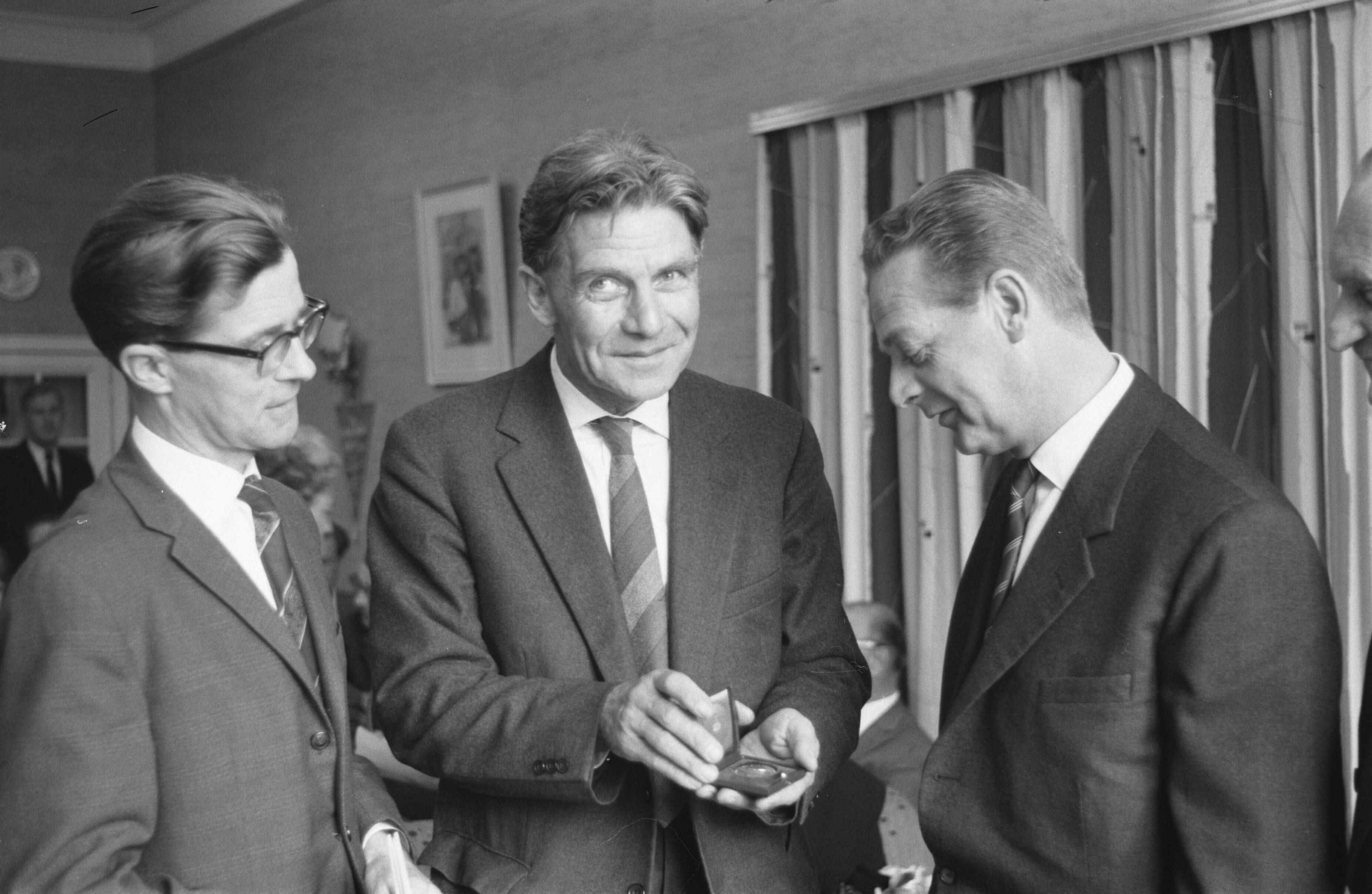 Fotocollectie Anefo — Uitreiking van de KNVVL-prijs voor Luchtvaartjournalistiek in Den Haag aan de 60-jarige schrijver A. den Doolaard. Van links naar rechts de prijswinnaars J.J. Brouwer, A. den Doolaard en B.W. Maaskant — Foto: Pot, Harry / Anefo. Licentie: Set B: Rechtenvrij / Publiek Domein. Bron: Nationaal Archief. http://hdl.handle.net/10648/a9d48c24-d0b4-102d-bcf8-003048976d84