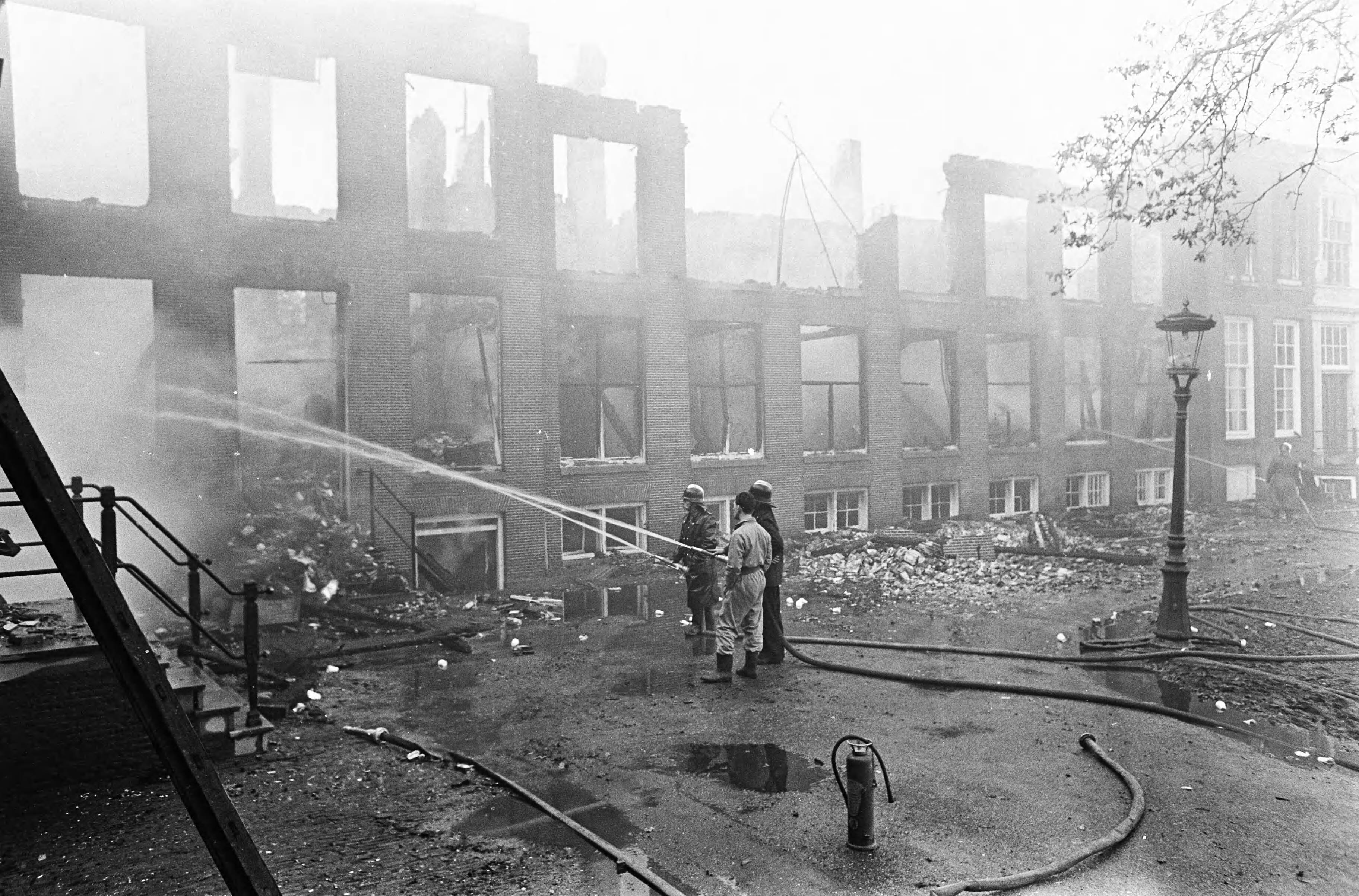 Fotocollectie Anefo — Brand bij Hernhutters te Zeist. Na blussing van de vernielde panden — Foto: Kroon, Ron / Anefo. Licentie: Set B: Rechtenvrij / Publiek Domein. Bron: Nationaal Archief. http://hdl.handle.net/10648/ab2ba97c-d0b4-102d-bcf8-003048976d84