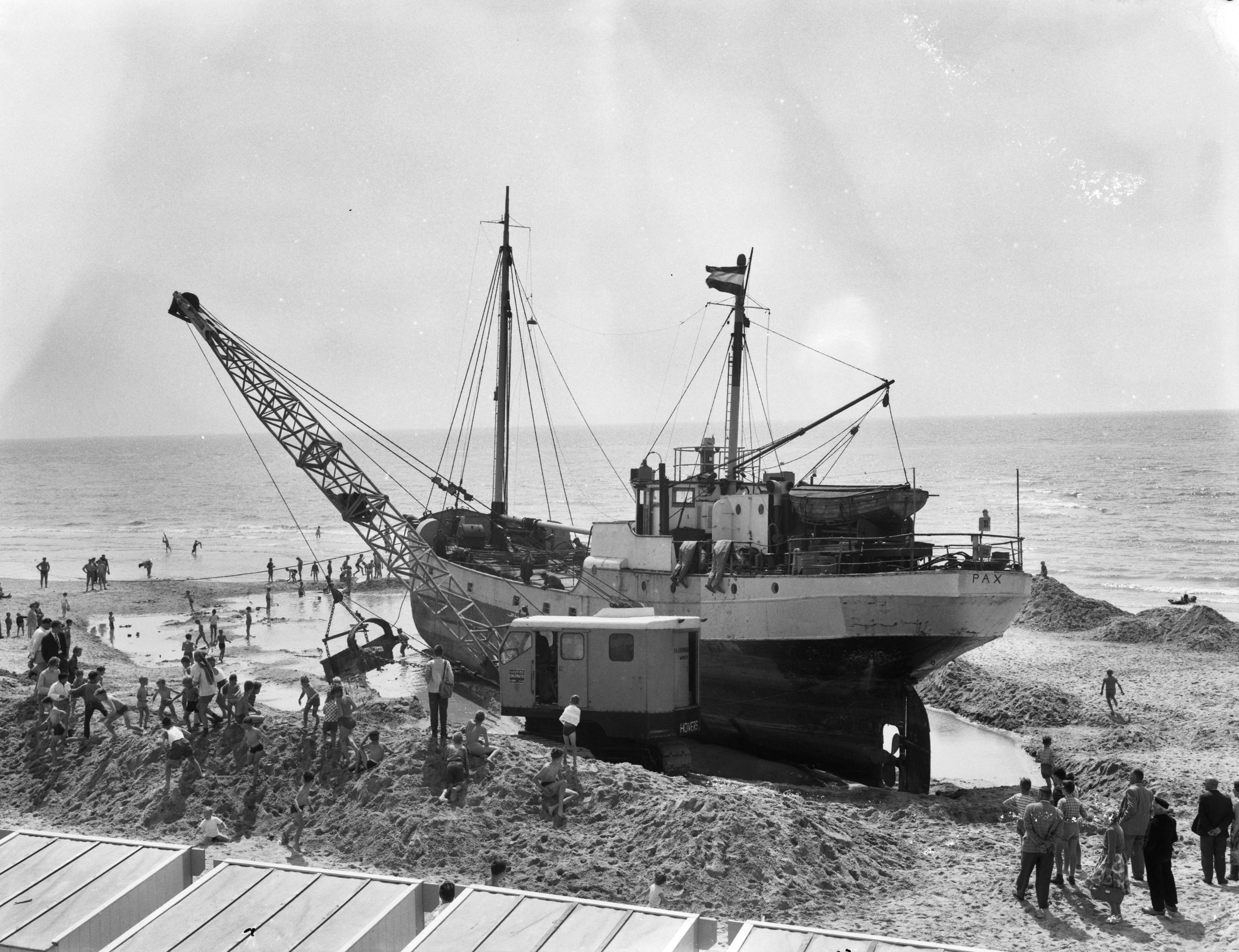 Fotocollectie Anefo — Bergingspoging Groningse kustvaarder "Pax" mislukt. Het schip op het strand van Westkapelle — Foto: Rossem, Wim van / Anefo. Licentie: Set B: Rechtenvrij / Publiek Domein. Bron: Nationaal Archief. http://hdl.handle.net/10648/a9b5471a-d0b4-102d-bcf8-003048976d84