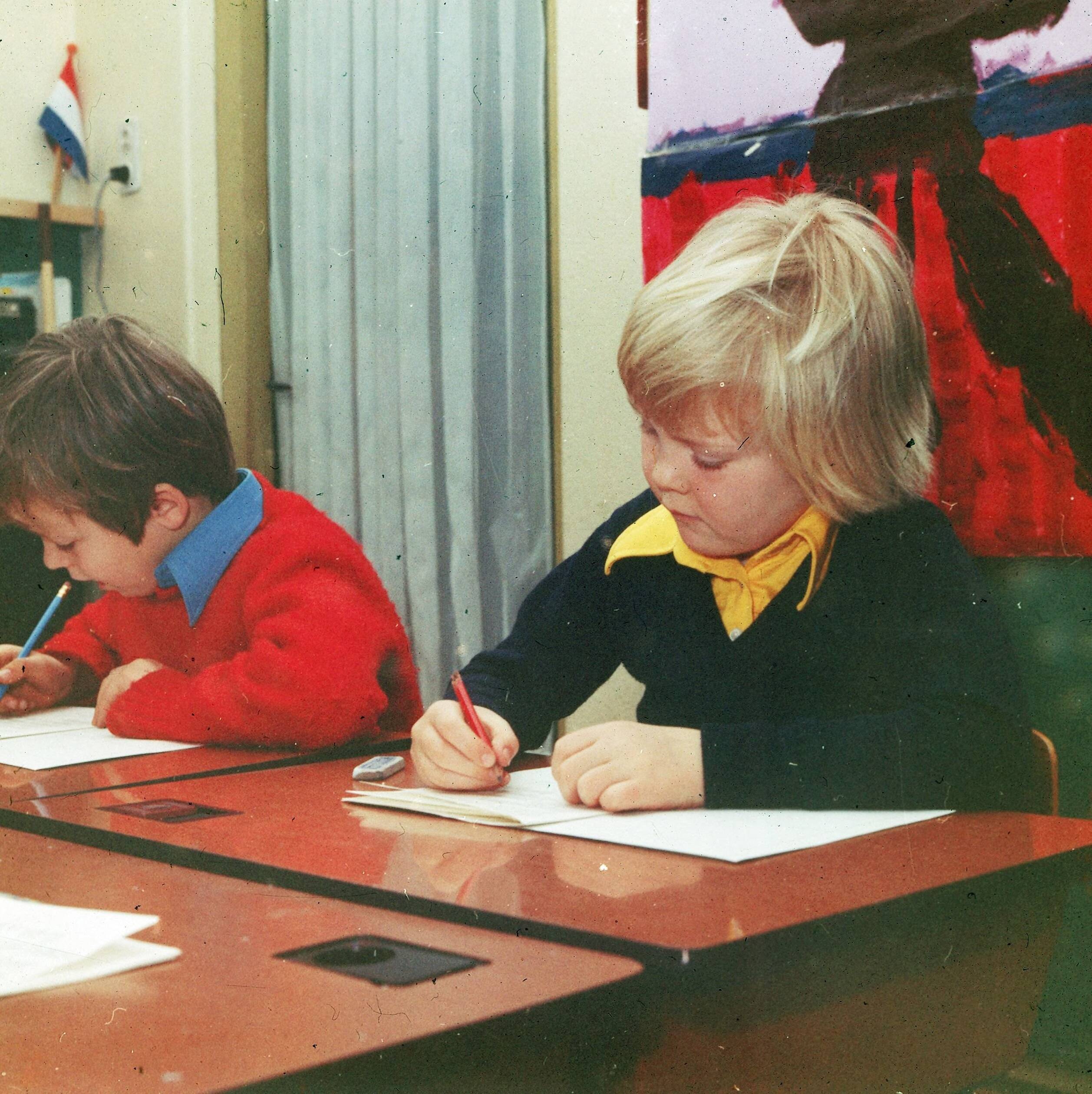 Fotocollectie RVD / Koninklijk Huis — Prins Willem-Alexander op de "Nieuwe Baarnse School" te Baarn tijdens een les — Foto: Claus, prins / RVD. Licentie: Set B: Rechtenvrij / Publiek Domein. Bron: Nationaal Archief. http://hdl.handle.net/10648/afb9997c-d0b4-102d-bcf8-003048976d84