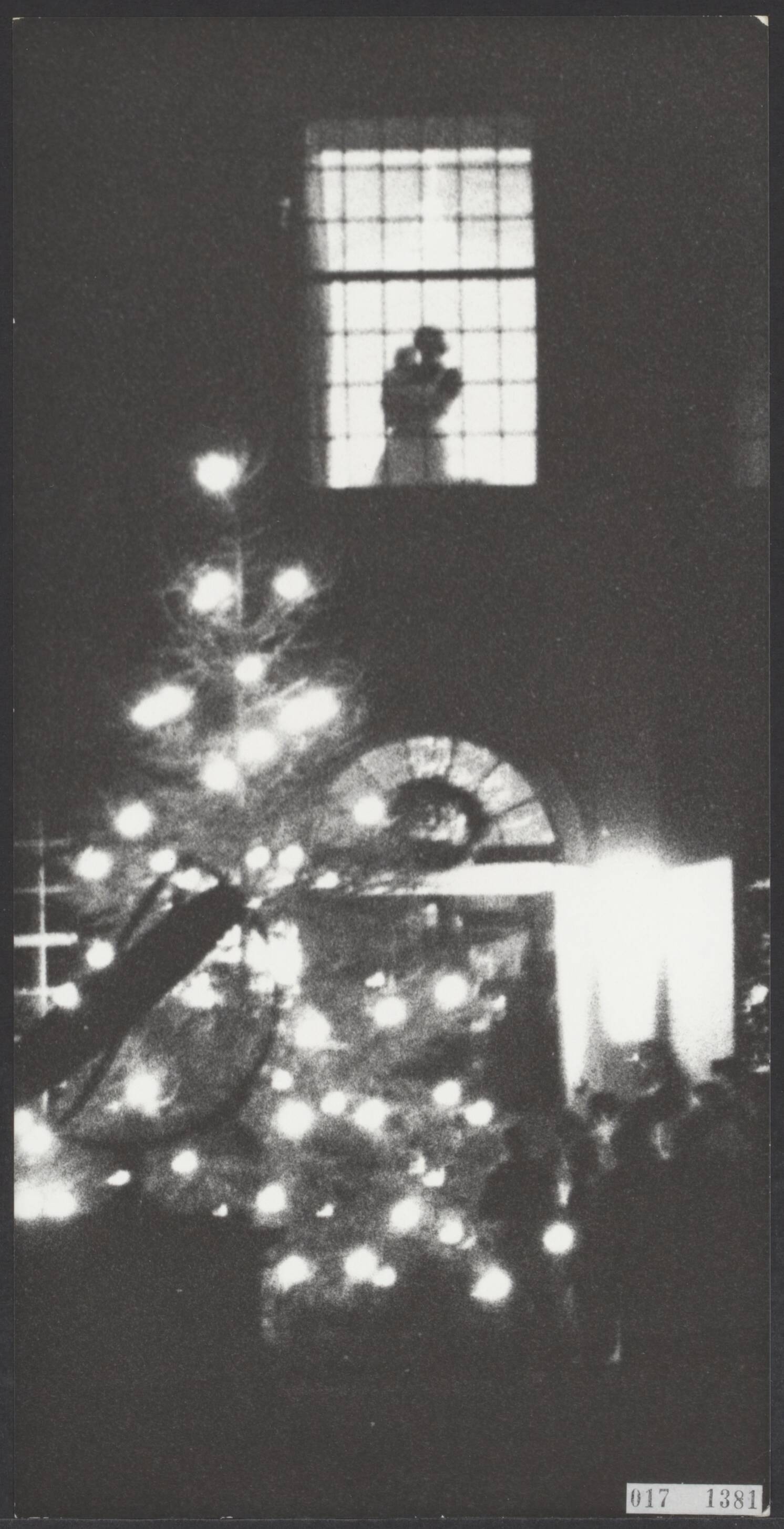 Fotocollectie Elsevier Binnenland — Kinderen van Lage Vuursche kwamen kerstliederen zingen voor prins Willem-Alexander bij de kerstboom in de tuin van kasteel Drakensteynvoor. De prins is te zien is op de arm van zijn verzorgster achter een raam van kasteel Drakensteyn — Foto: Nijs, Jac. de / Anefo. Licentie: Set B: Rechtenvrij / Publiek Domein. Bron: Nationaal Archief. http://hdl.handle.net/10648/adc0d8a6-d0b4-102d-bcf8-003048976d84
