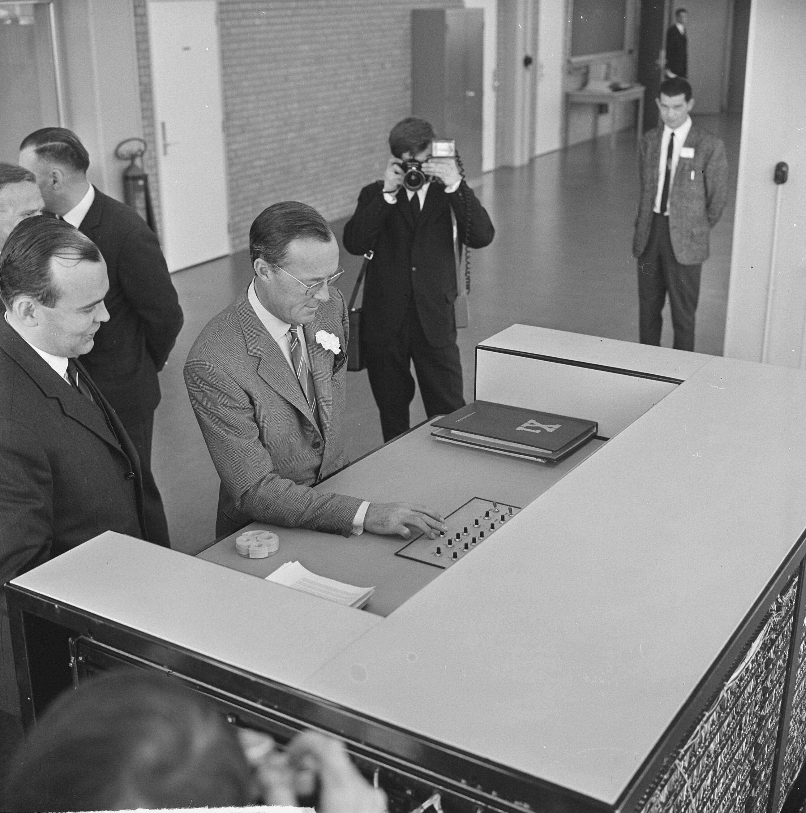 Fotocollectie Anefo — Prins Bernhard opende computerfabriek N.V. Electrologica te Rijswijk, de prins tijdens rondgang — Foto: Koch, Eric / Anefo. Licentie: Set B: Rechtenvrij / Publiek Domein. Bron: Nationaal Archief. http://hdl.handle.net/10648/aa84de62-d0b4-102d-bcf8-003048976d84