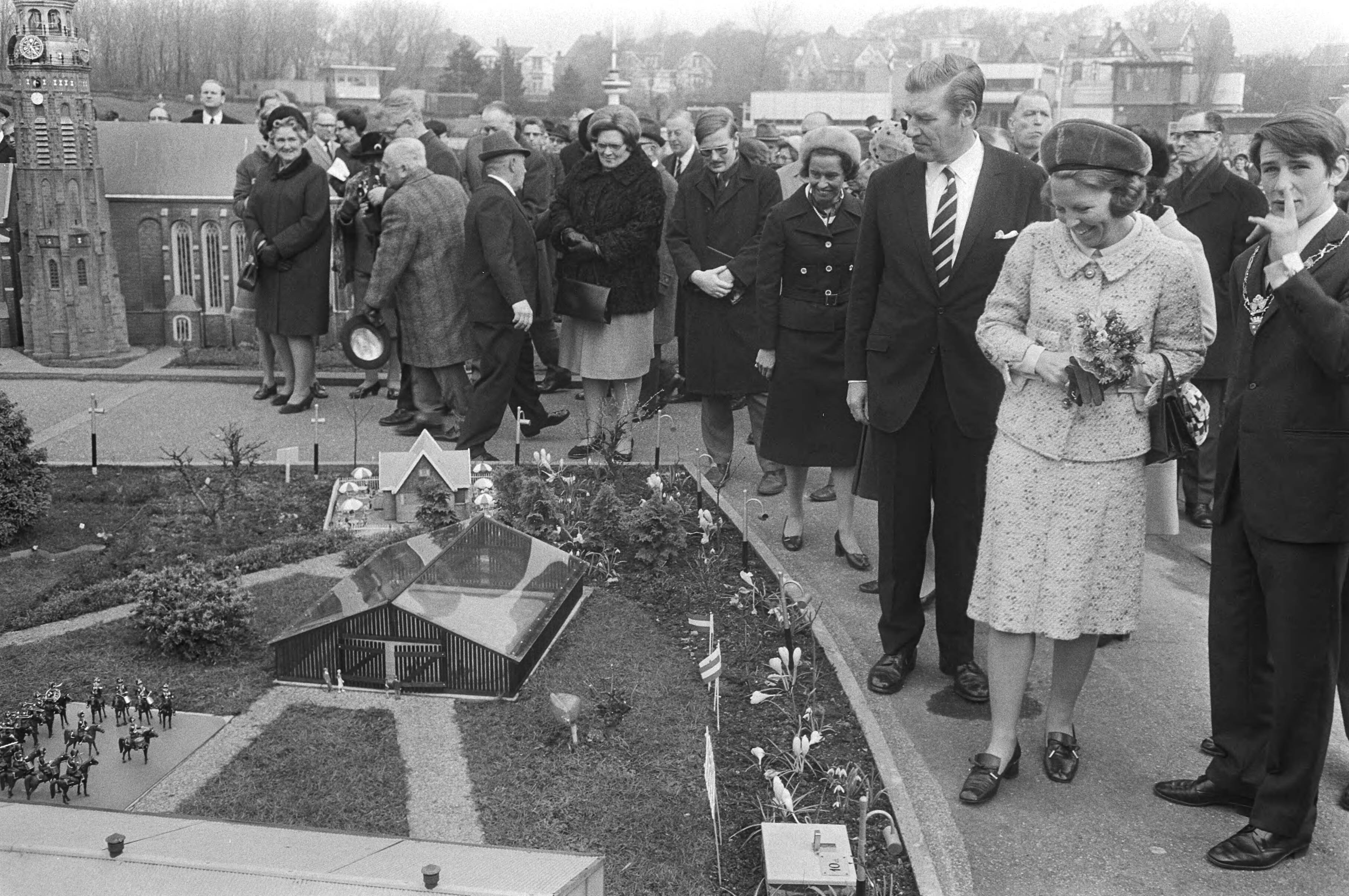 Prinses Beatrix aanwezig bij de opening van Madurodam in Den Haag — Prinses Beatrix tijdens een rondwandeling door Madurodam — Foto: Fotograaf Onbekend / Anefo. Licentie: Set B: Rechtenvrij / Publiek Domein. Bron: Nationaal Archief. http://hdl.handle.net/10648/abb972f2-d0b4-102d-bcf8-003048976d84