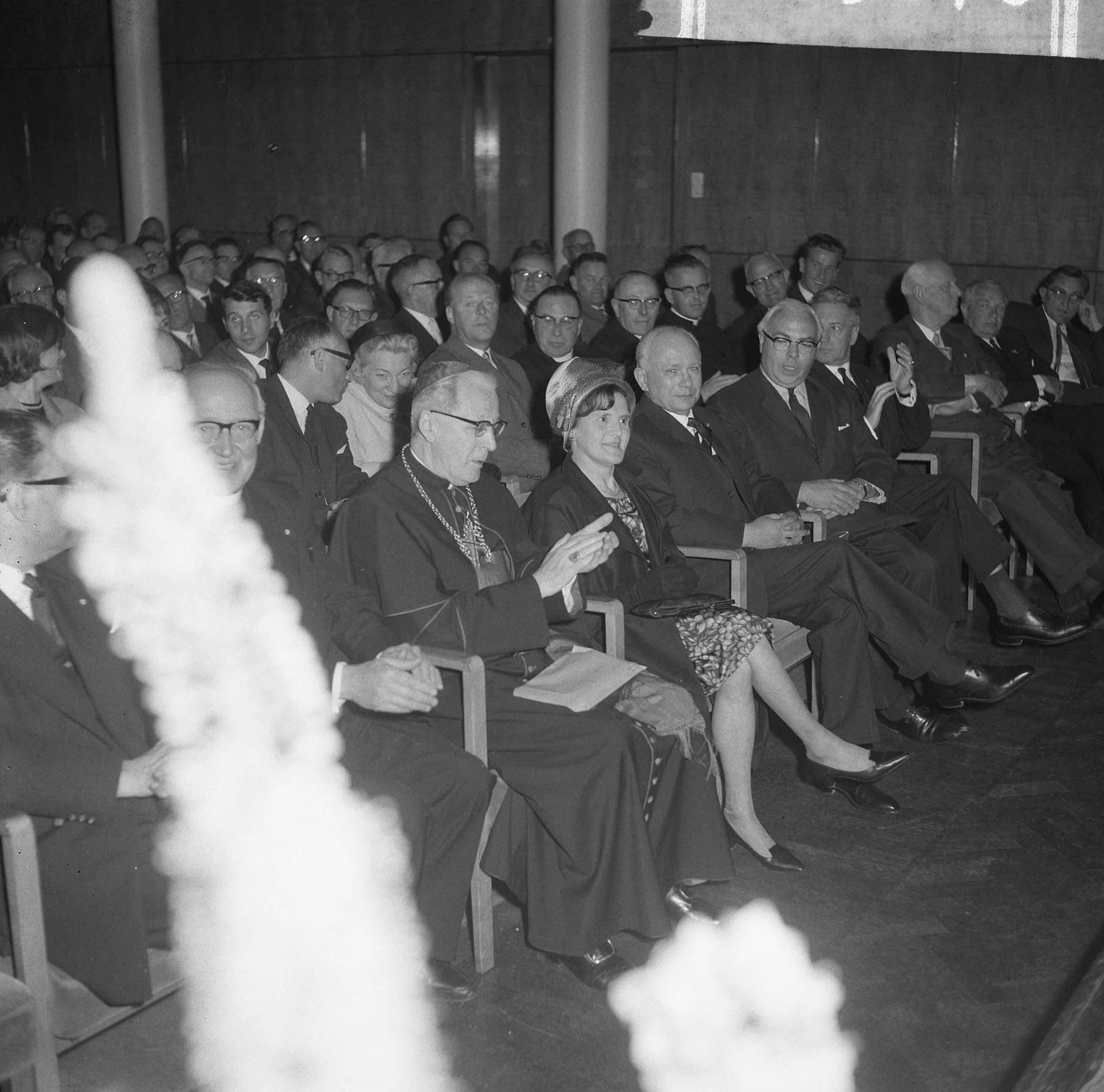 Fotocollectie Anefo — De voormalige voorzitter van het NKV [K.A.B.], J.A. Middelhuis, heeft afscheid genomen tijdens een receptie in de Utrechtse Stadsschouwburg. Kardinaal Alfrink was een van de aanwezigen — Foto: Gelderen, Hugo van / Anefo. Licentie: Set B: Rechtenvrij / Publiek Domein. Bron: Nationaal Archief. http://hdl.handle.net/10648/aa6df486-d0b4-102d-bcf8-003048976d84