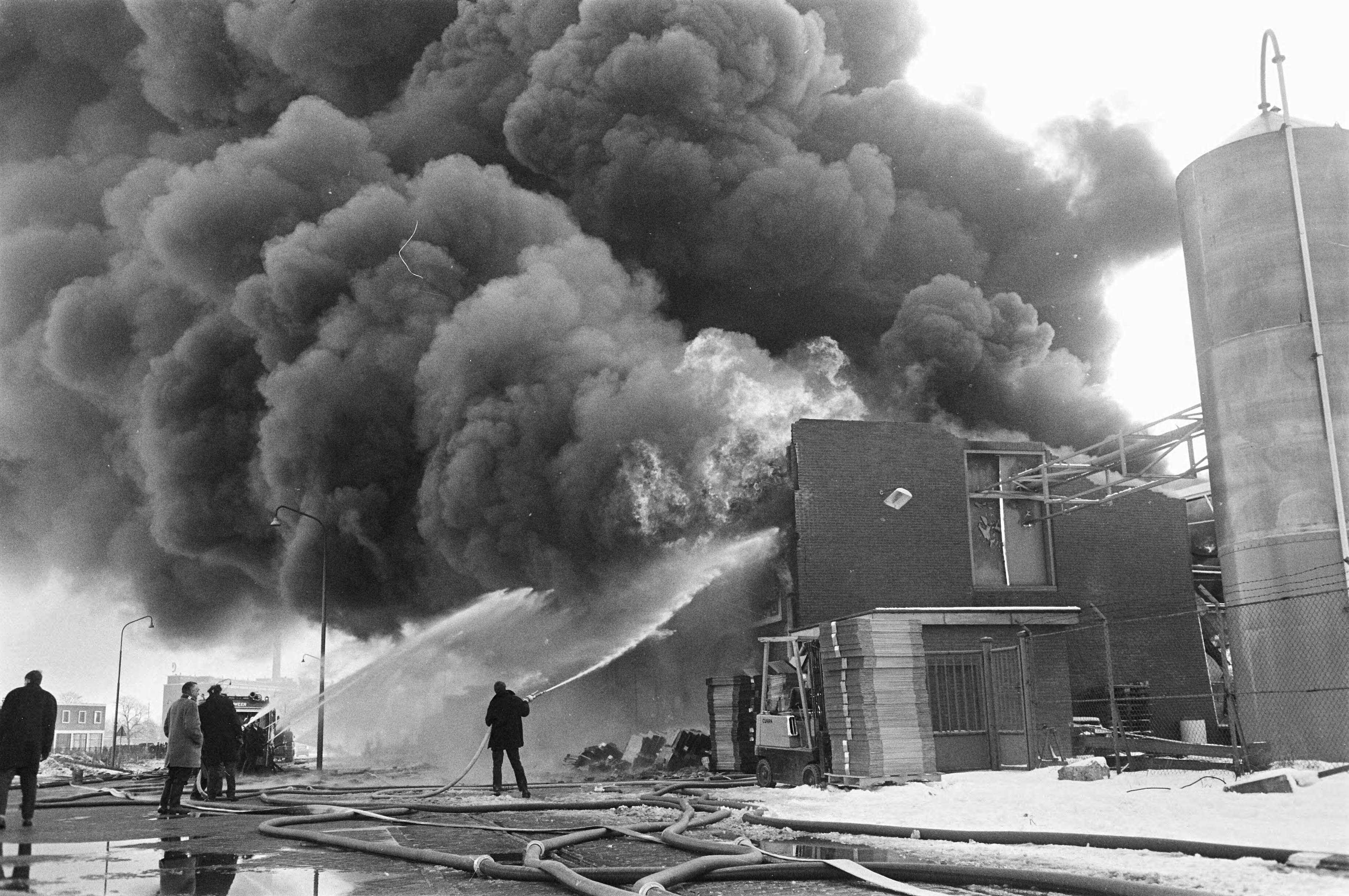 Fotocollectie Anefo — Grote brand in fabriek van Tedeco te Deventer — Foto: Koch, Eric / Anefo. Licentie: Set B: Rechtenvrij / Publiek Domein. Bron: Nationaal Archief. http://hdl.handle.net/10648/ab5e47f6-d0b4-102d-bcf8-003048976d84