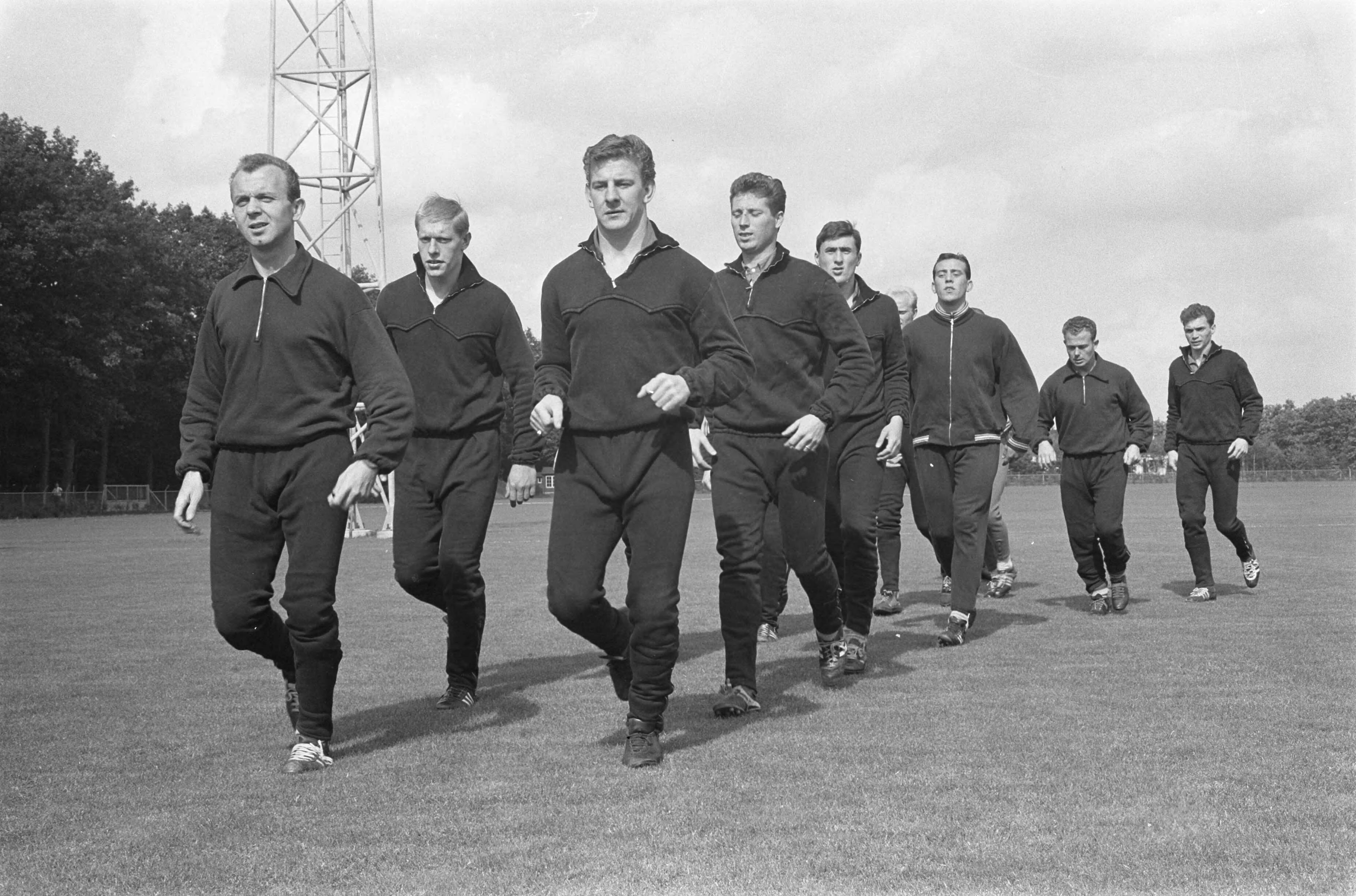 Fotocollectie Anefo — Eerste centrale training Nederlands elftal, v.l.n.r. Fons van Wissen. Tonny Pronk, Co Prins, Tonny van der Linden , Sjaak Swart, Daan Schrijvers, Piet van der Kuil en Ferry Petterson — Foto: Pot, Harry / Anefo. Licentie: Set B: Rechtenvrij / Publiek Domein. Bron: Nationaal Archief. http://hdl.handle.net/10648/aa14972e-d0b4-102d-bcf8-003048976d84